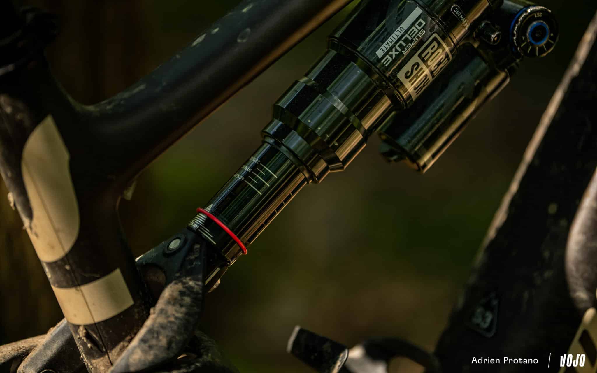 https://www.vojomag.com/app/uploads/2024/06/RockShox Super Deluxe Ultimate 2025 test Essai Avis Olivier Beart Vojo Magazine 5 2048x1280.jpg