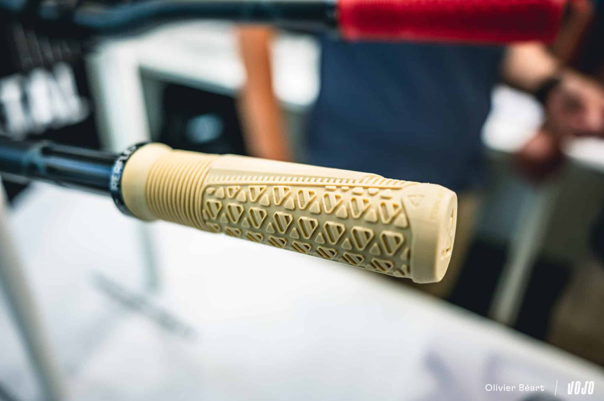 https://www.vojomag.com/app/uploads/2024/07/Leatt potence pedale cintre grip 2024 - Copyright Olivier Beart Vojo Magazine 6 2048x1362.jpg