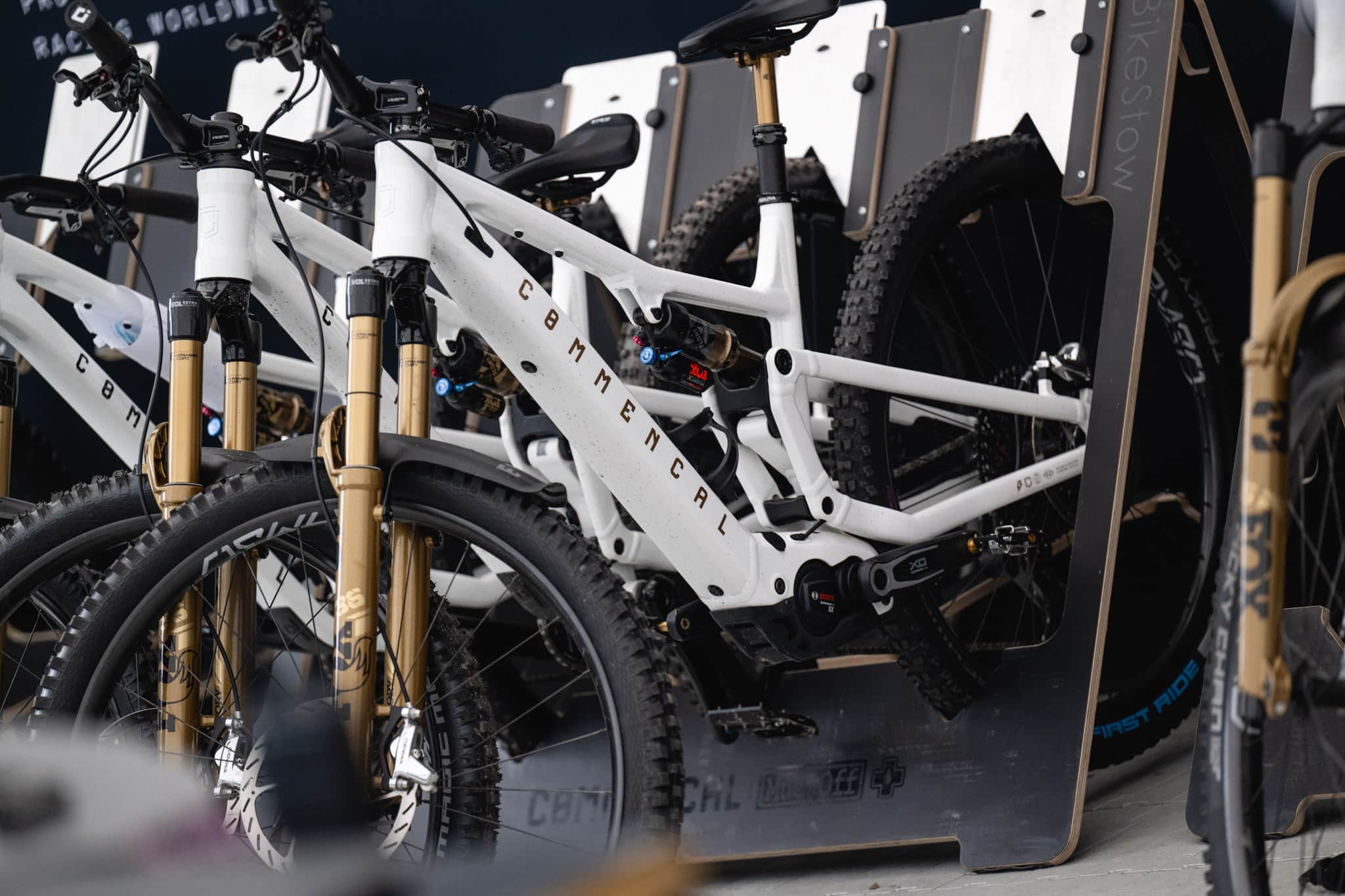 https://www.vojomag.com/app/uploads/2024/07/paddock coupe monde xc dh les gets 2024 vojo paul humbert 10.jpg