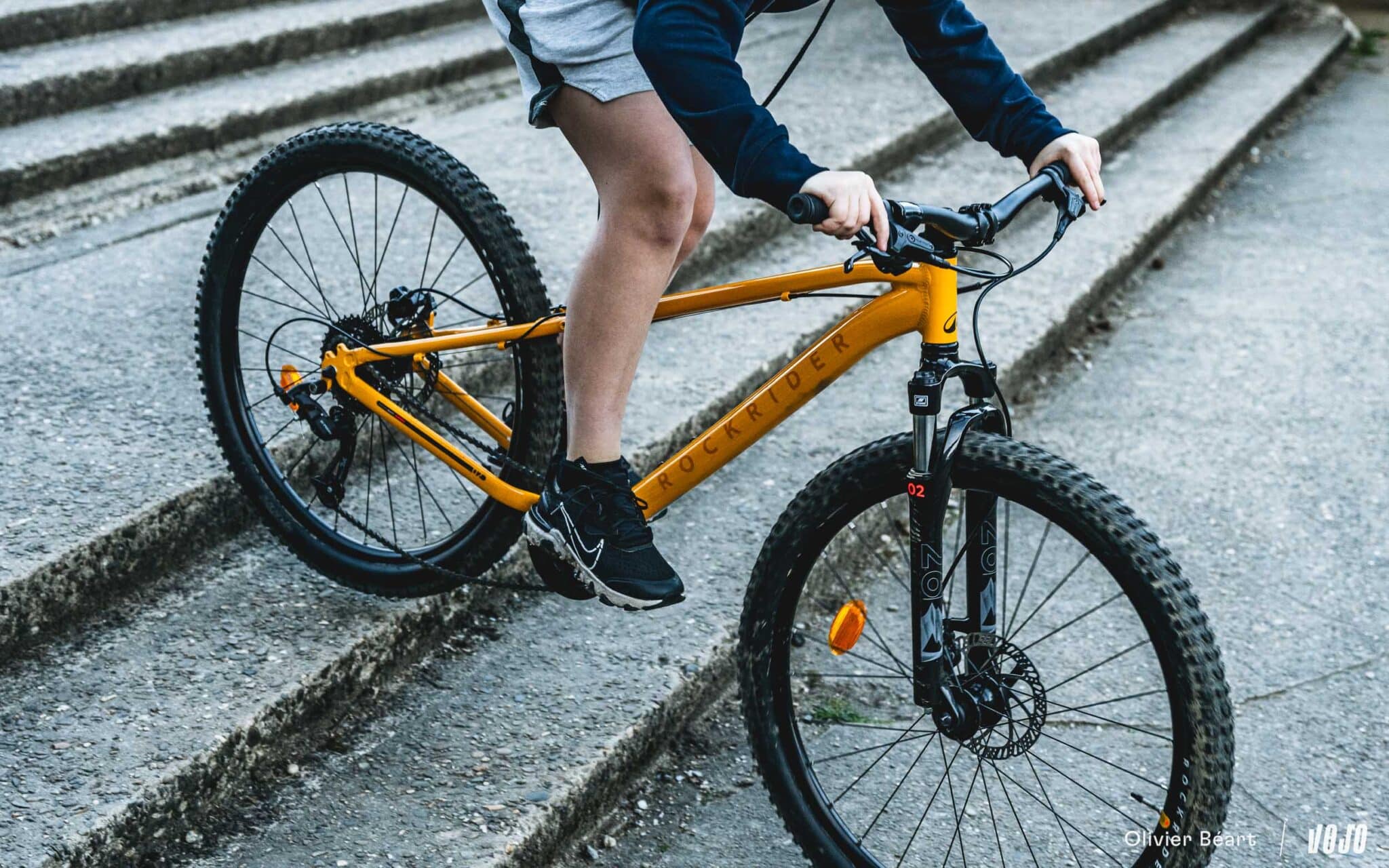 https://www.vojomag.com/app/uploads/2024/12/Velo enfant decathlon rockrider test essai avis - Copyright Olivier Beart Vojo Magazine 1 2048x1280.jpg