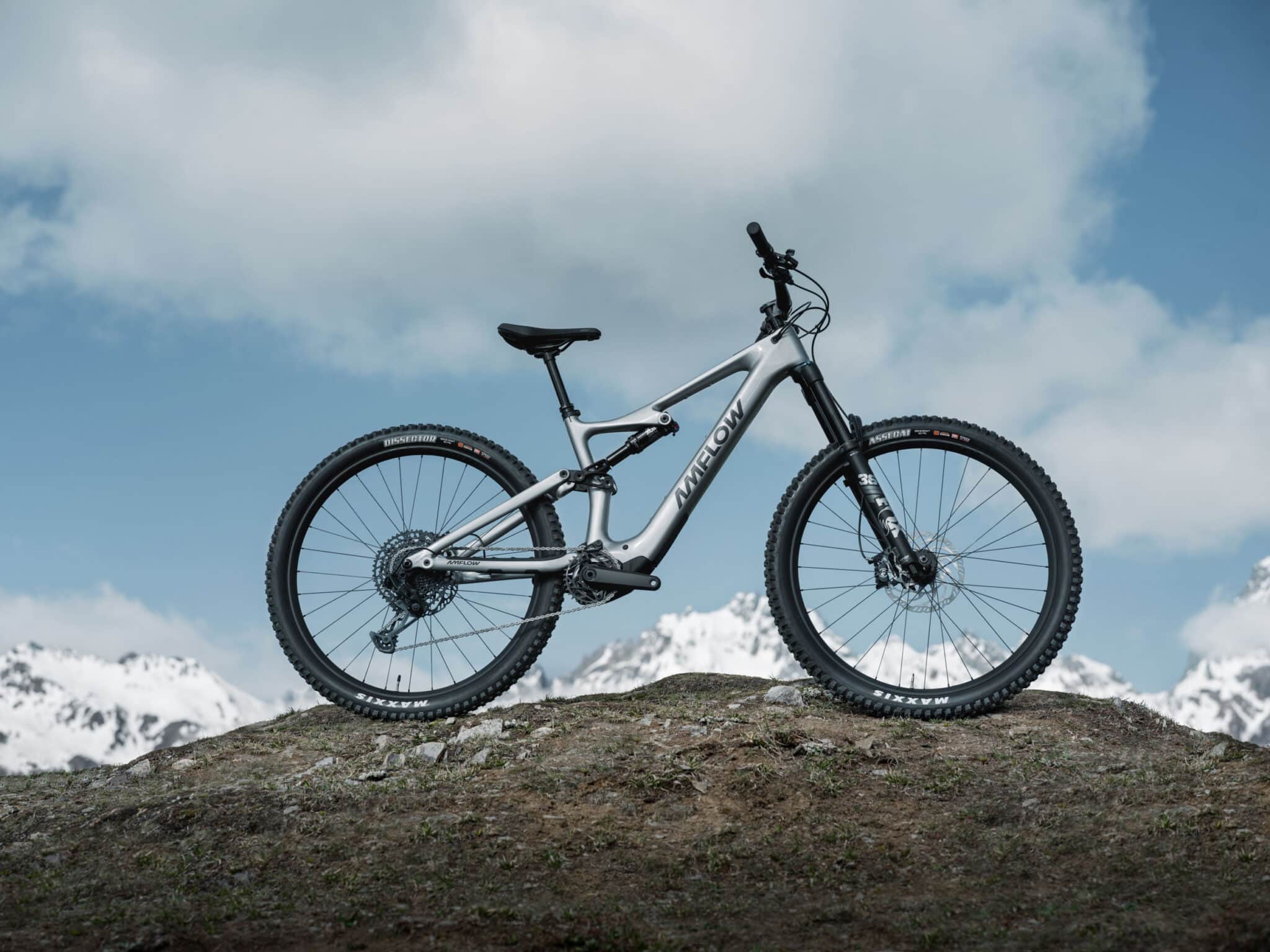 https://www.vojomag.com/app/uploads/2025/01/Sliver Bike static side view Mountain 2 2048x1536.jpg