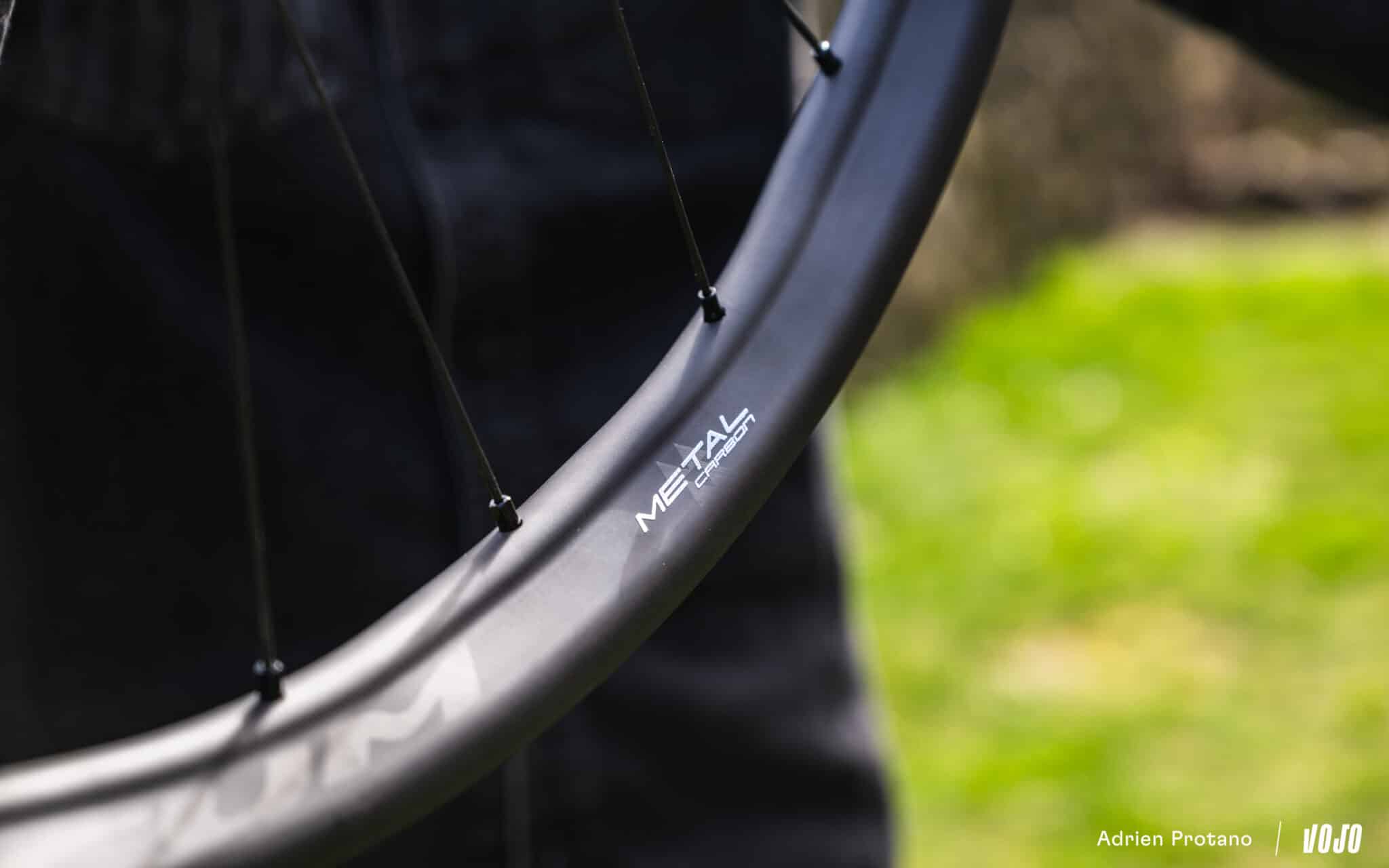 https://www.vojomag.com/app/uploads/2025/03/Roues Fulcrum Metal Carbon 2025 Vojo test Avis 2 Vojo A.Protano 1 2 2048x1280.jpg