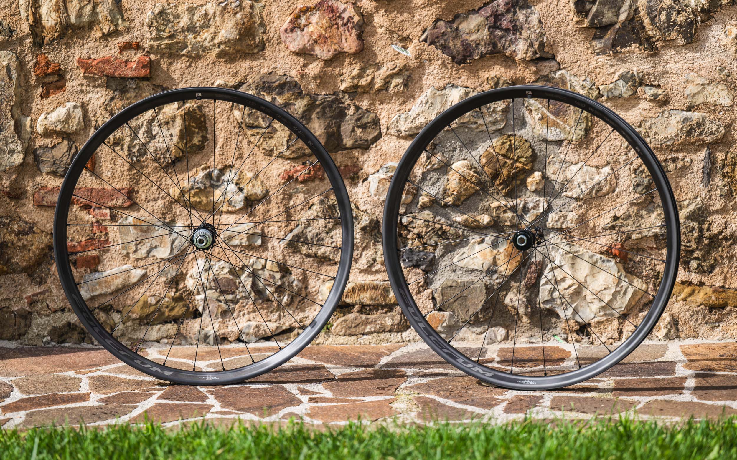 https://www.vojomag.com/app/uploads/2025/03/Roues Fulcrum Metal Carbon 2025 Vojo test Avis 2 Vojo A.Protano 1 4.jpg