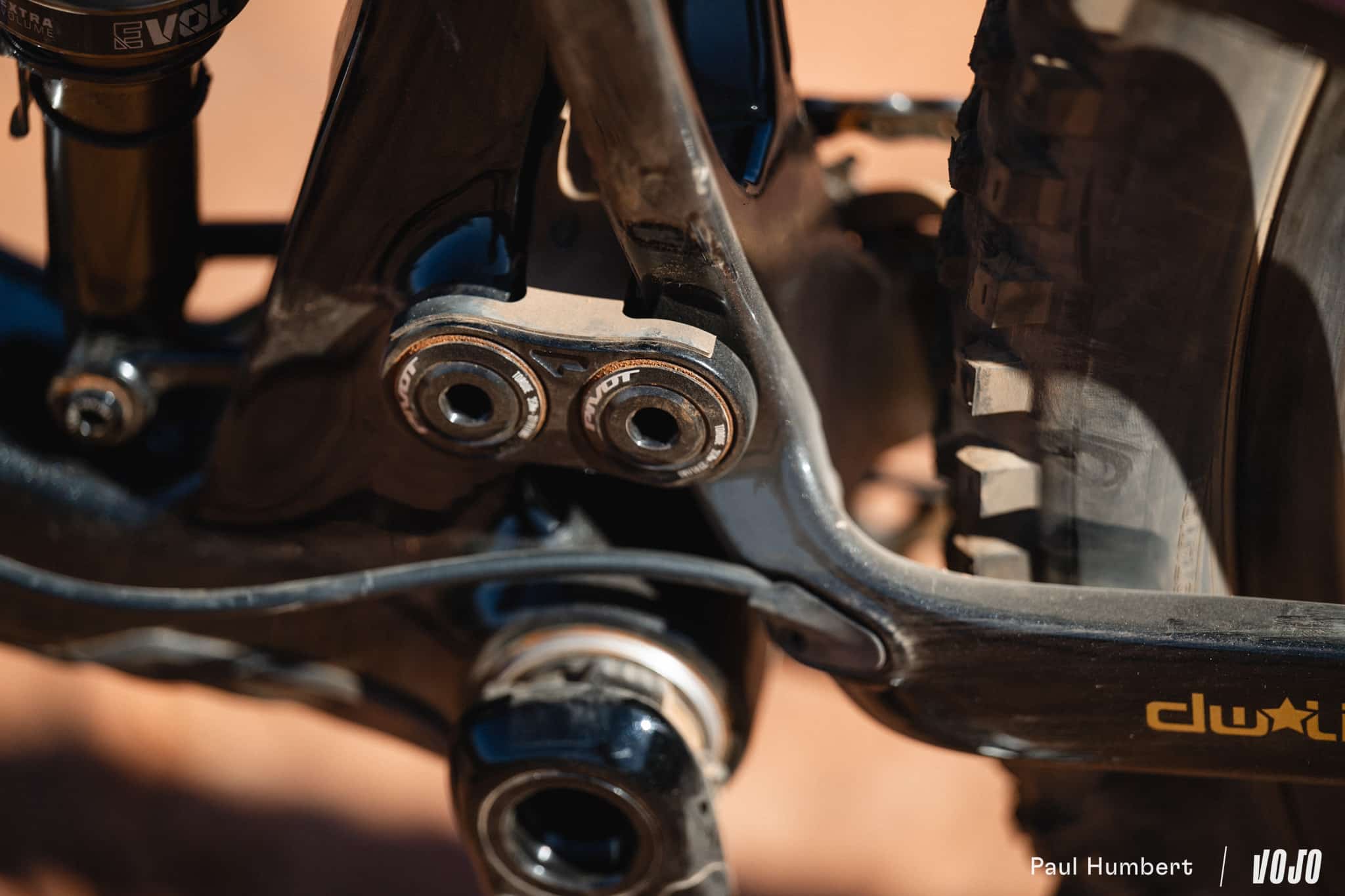 https://www.vojomag.com/app/uploads/2025/03/pivot vtt trail cat trailcat lt sl sedona 2025 vojo paul humbert 40.jpg