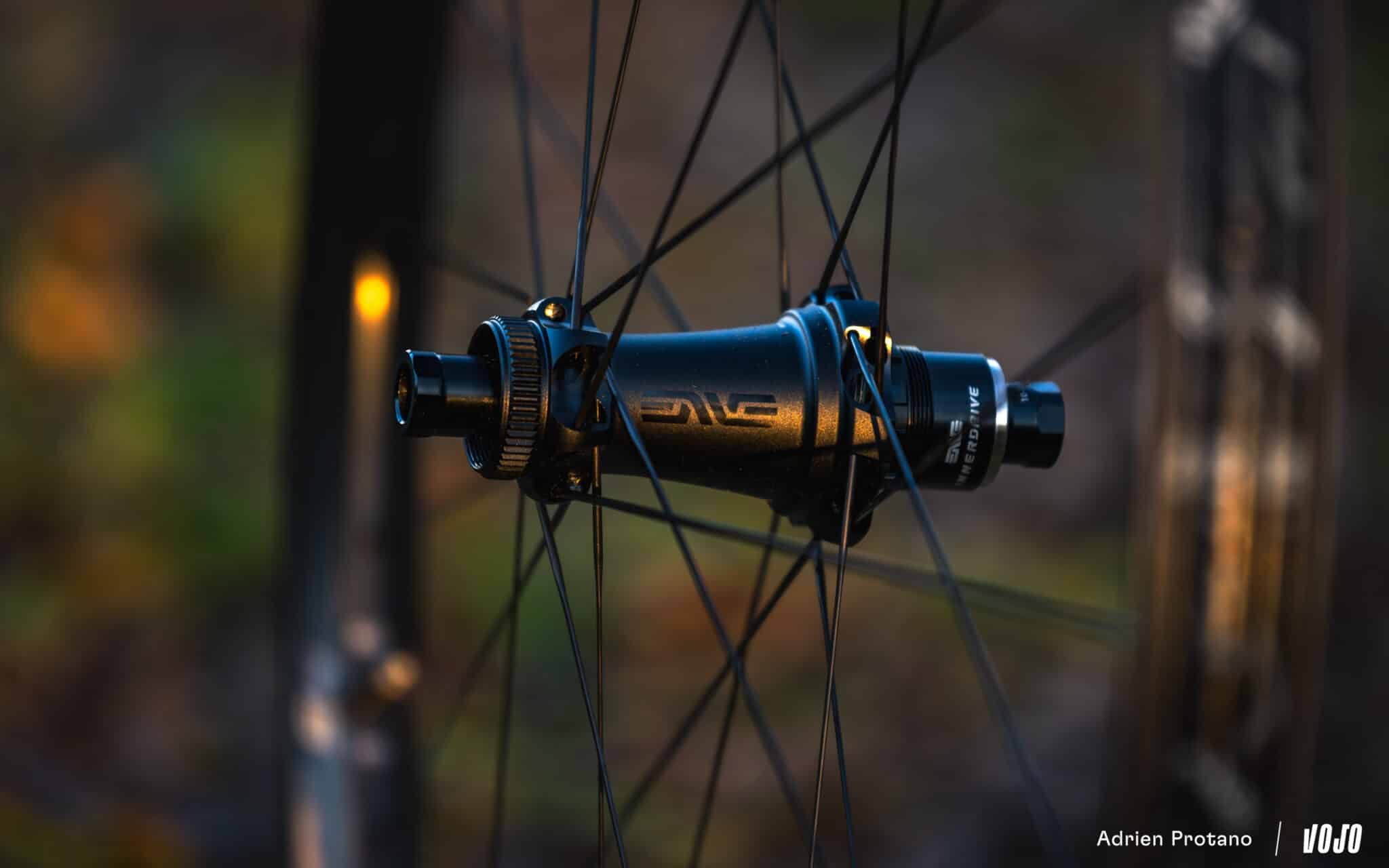 https://www.vojomag.com/app/uploads/2025/04/Enve M5 Pro test nouveaute avis roues carbones VTT Vojo A.Protano 32 1 2048x1280.jpg