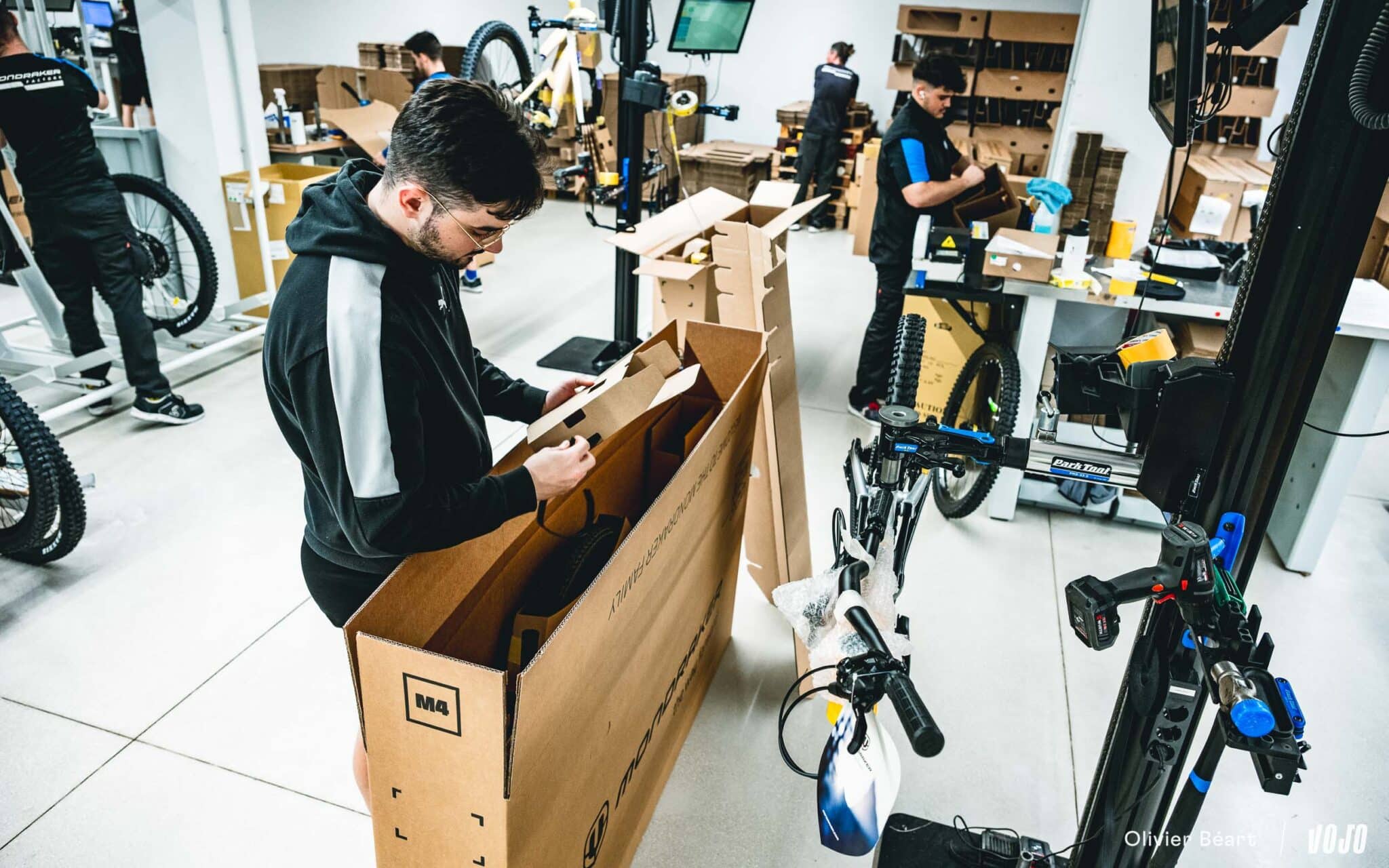 https://www.vojomag.com/app/uploads/2025/04/Mondraker Visit Espagne HQ Valence assemblage production - Copyright Olivier Beart Vojo Magazine 33 2048x1280.jpg