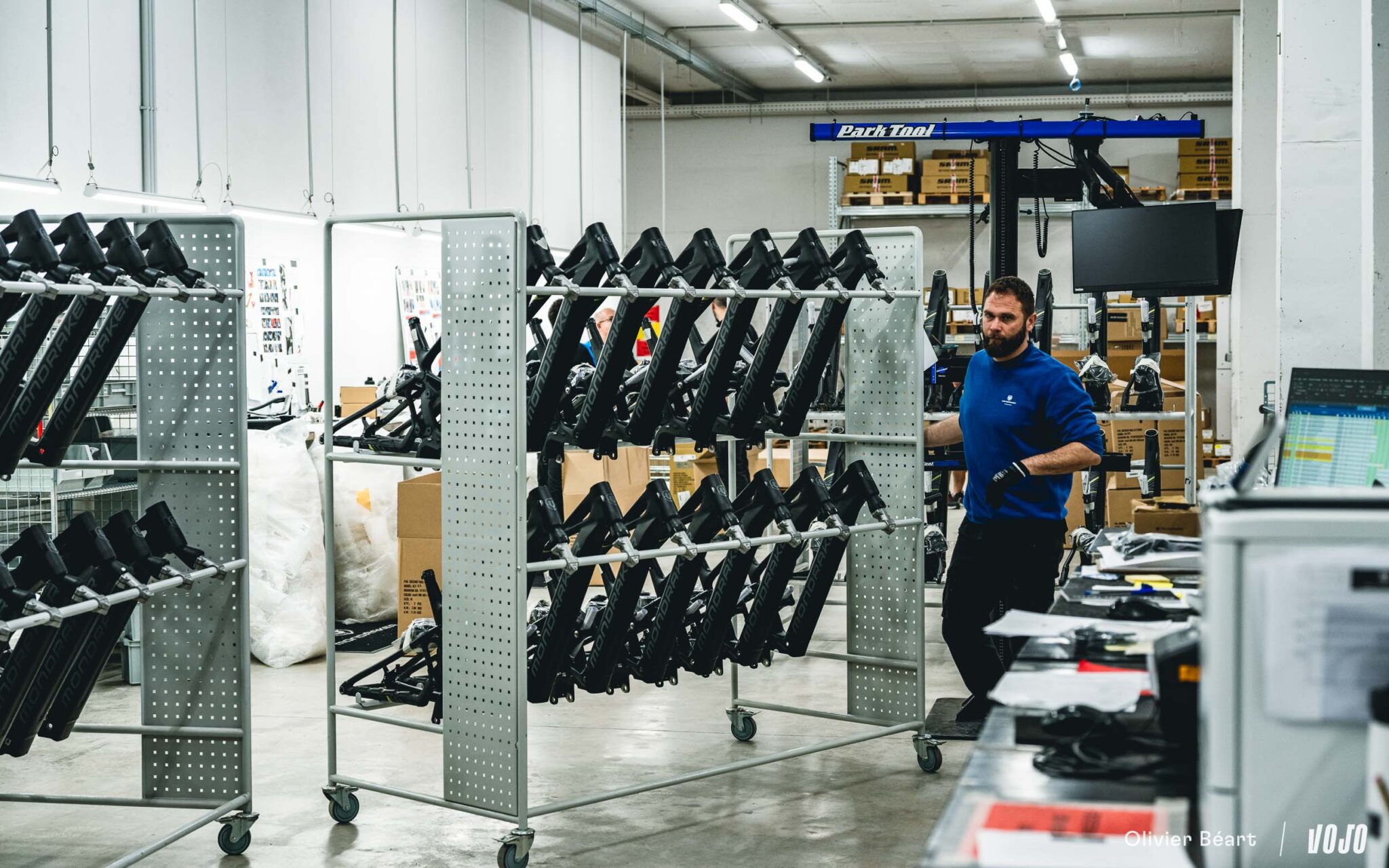 https://www.vojomag.com/app/uploads/2025/04/Mondraker Visit Espagne HQ Valence assemblage production - Copyright Olivier Beart Vojo Magazine 10 2048x1280.jpg