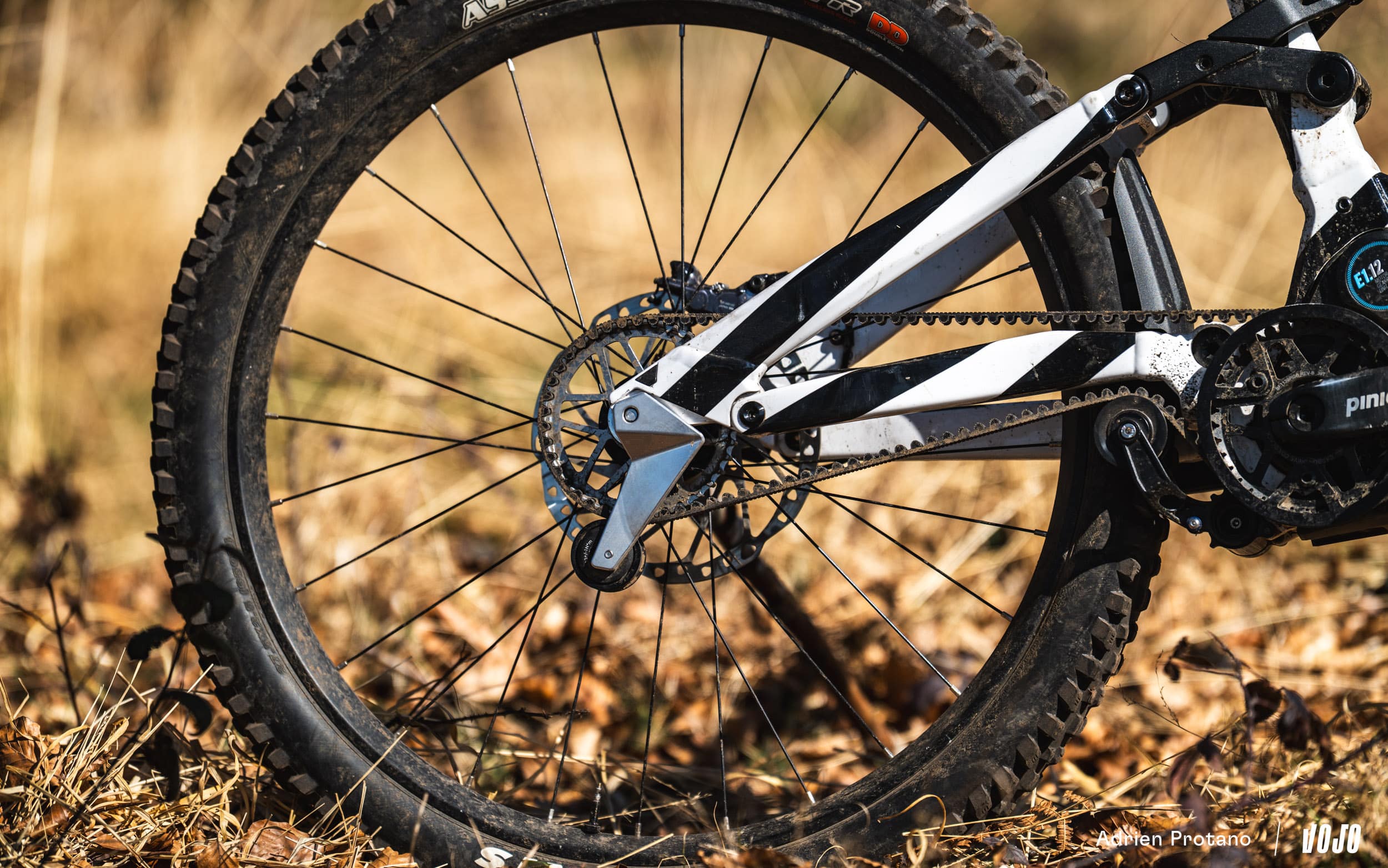https://www.vojomag.com/app/uploads/2025/04/Moustache Clutchl 2025 e bike test nouveaute avis roues carbones VTT Vojo A.Protano 1 16.jpg