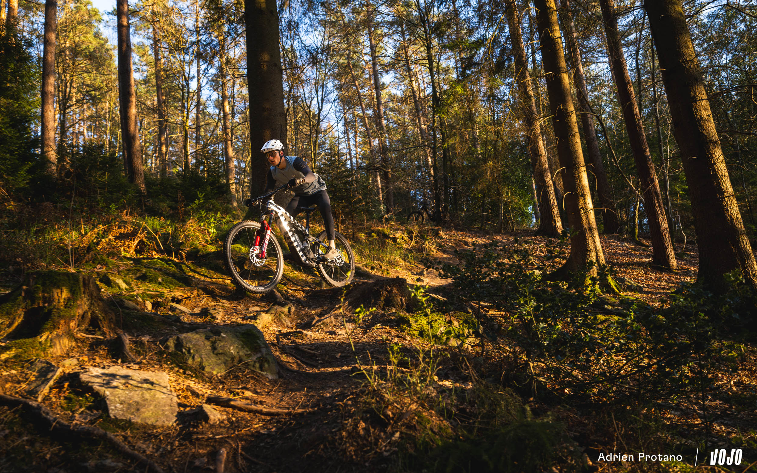 https://www.vojomag.com/app/uploads/2025/04/Moustache Clutchl 2025 e bike test nouveaute avis roues carbones VTT Vojo A.Protano 1 28.jpg