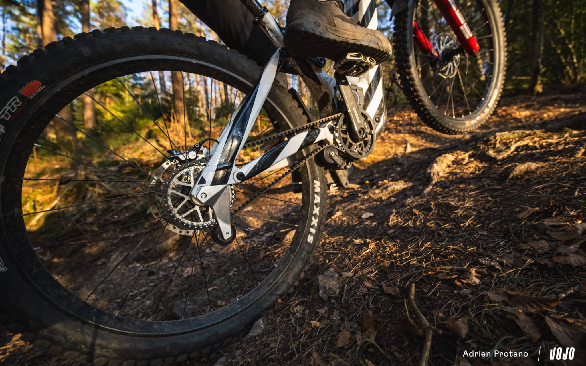 https://www.vojomag.com/app/uploads/2025/04/Moustache Clutchl 2025 e bike test nouveaute avis roues carbones VTT Vojo A.Protano 1 29 2048x1280.jpg