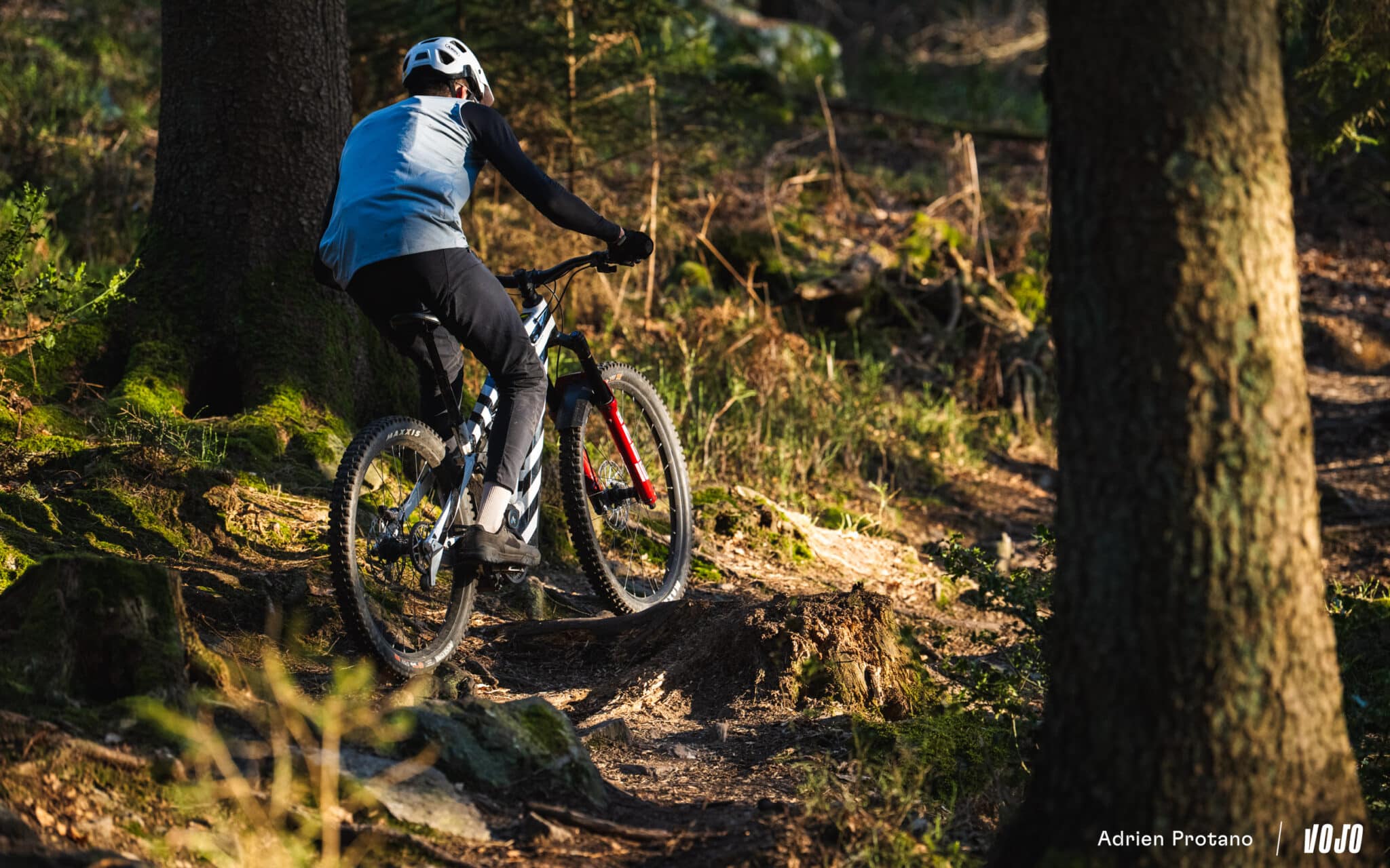https://www.vojomag.com/app/uploads/2025/04/Moustache Clutchl 2025 e bike test nouveaute avis roues carbones VTT Vojo A.Protano 1 29 2048x1280.jpg