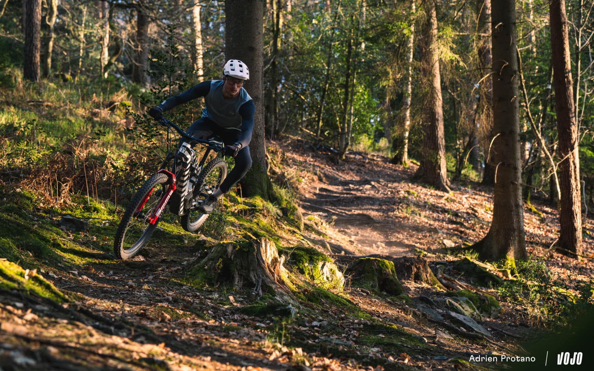 https://www.vojomag.com/app/uploads/2025/04/Moustache Clutchl 2025 e bike test nouveaute avis roues carbones VTT Vojo A.Protano 1 33 2048x1280.jpg