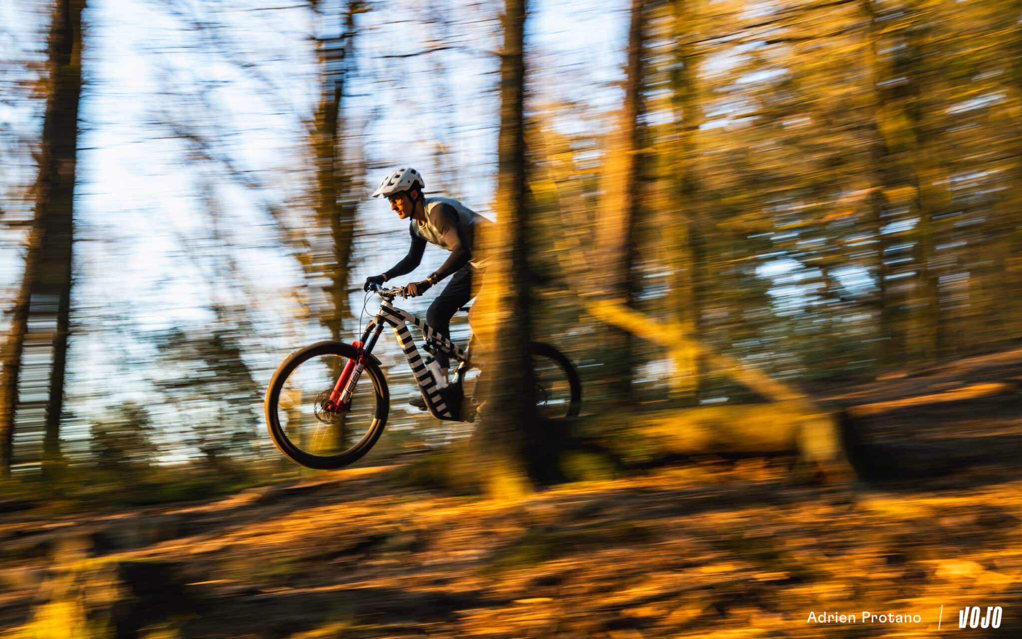 https://www.vojomag.com/app/uploads/2025/04/Moustache Clutchl 2025 e bike test nouveaute avis roues carbones VTT Vojo A.Protano 1 33 2048x1280.jpg
