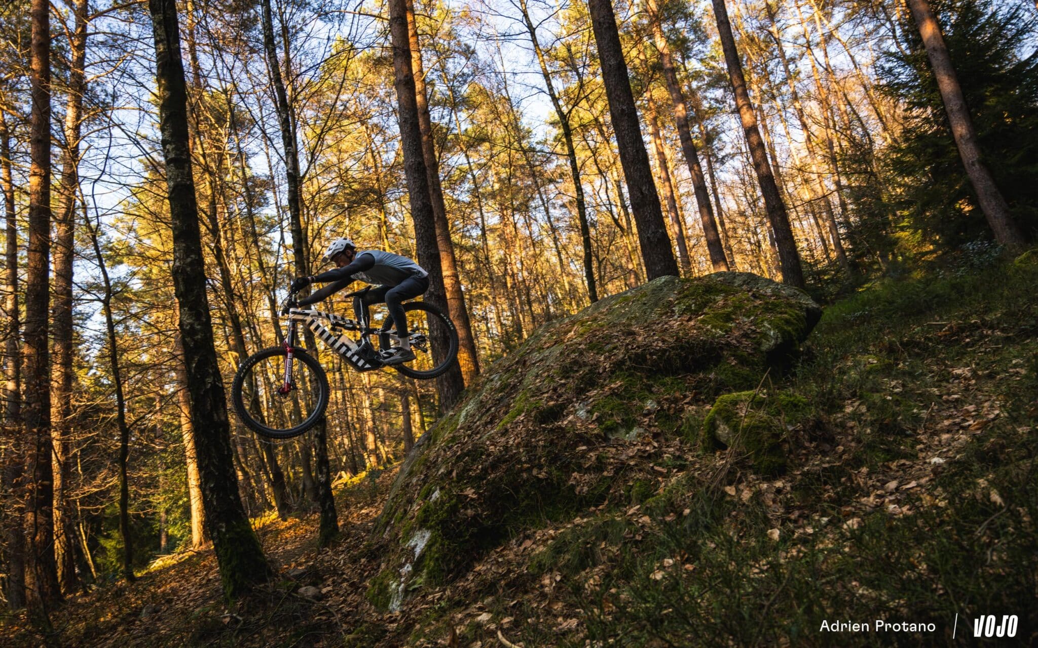 https://www.vojomag.com/app/uploads/2025/04/Moustache Clutchl 2025 e bike test nouveaute avis roues carbones VTT Vojo A.Protano 1 33 2048x1280.jpg