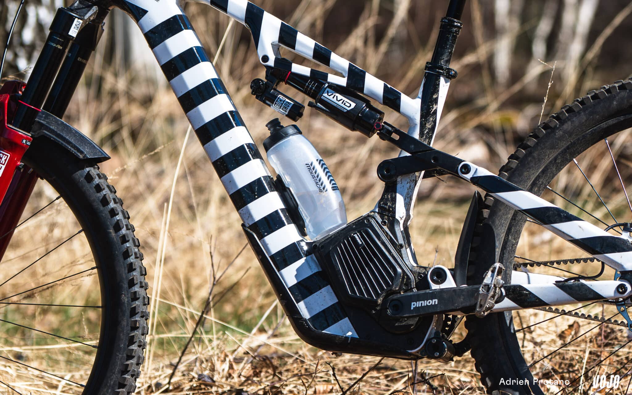 https://www.vojomag.com/app/uploads/2025/04/Moustache Clutchl 2025 e bike test nouveaute avis roues carbones VTT Vojo A.Protano 1 5 2048x1280.jpg
