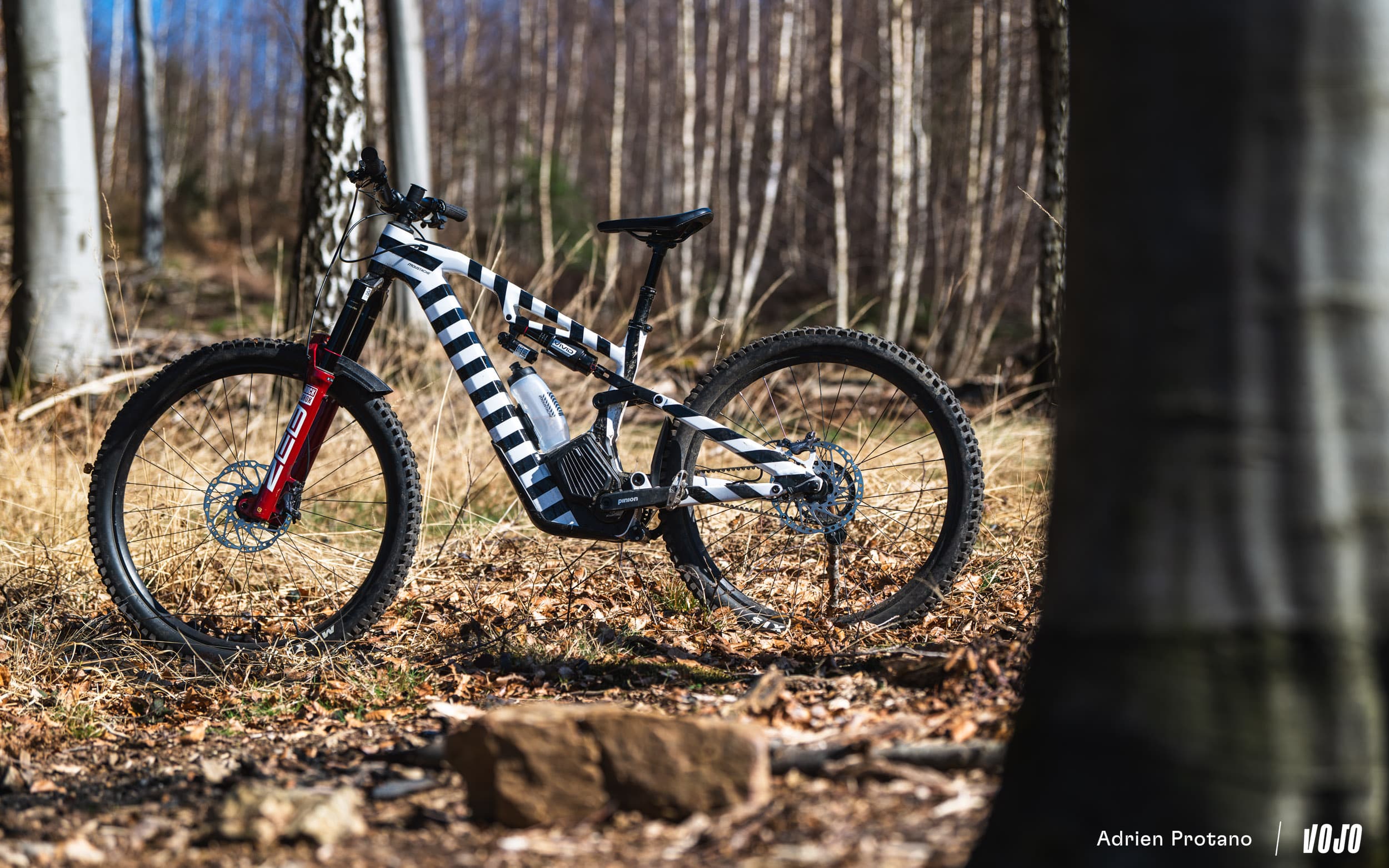 https://www.vojomag.com/app/uploads/2025/04/Moustache Clutchl 2025 e bike test nouveaute avis roues carbones VTT Vojo A.Protano 1.jpg