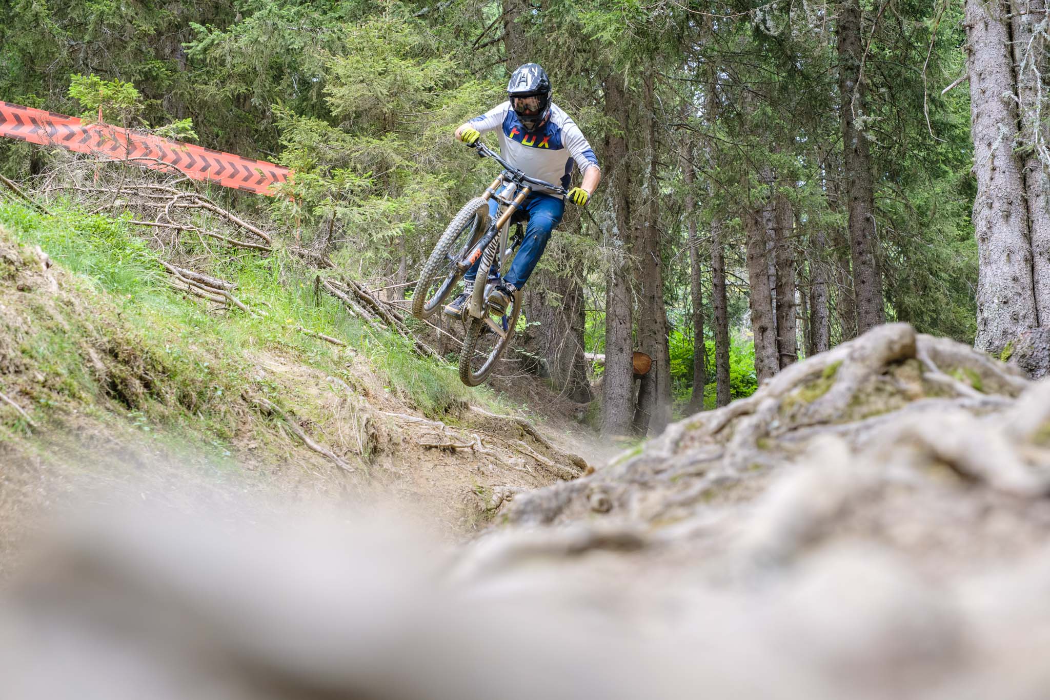 https://www.vojomag.com/app/uploads/2025/04/VTT DHMTB Downhill Julien Dorol 1897.jpg