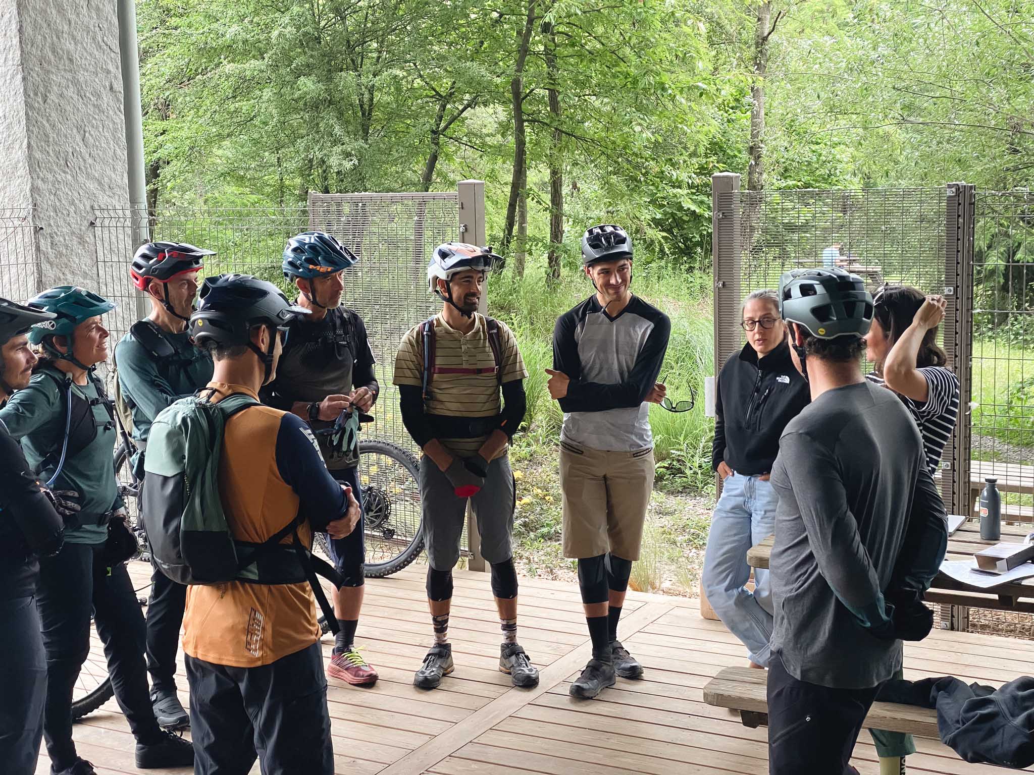 https://www.vojomag.com/app/uploads/2025/04/genouillere coudiere decathlon rockrider co creation light avis test prix vojo paul humbert 40.jpg