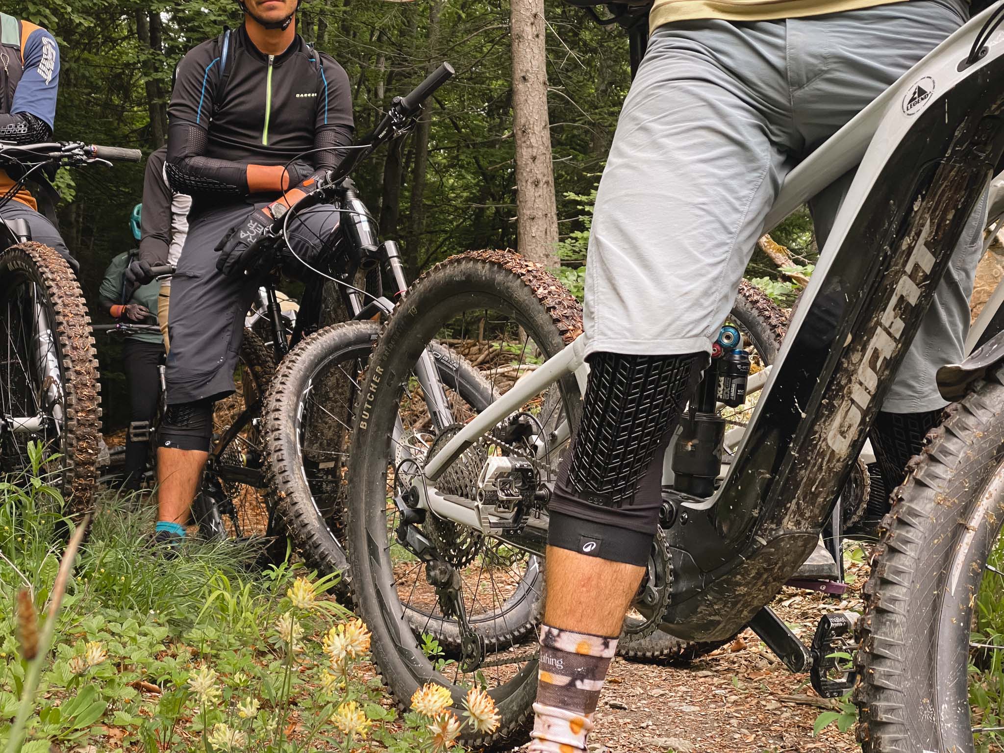 https://www.vojomag.com/app/uploads/2025/04/genouillere coudiere decathlon rockrider co creation light avis test prix vojo paul humbert 42 1.jpg