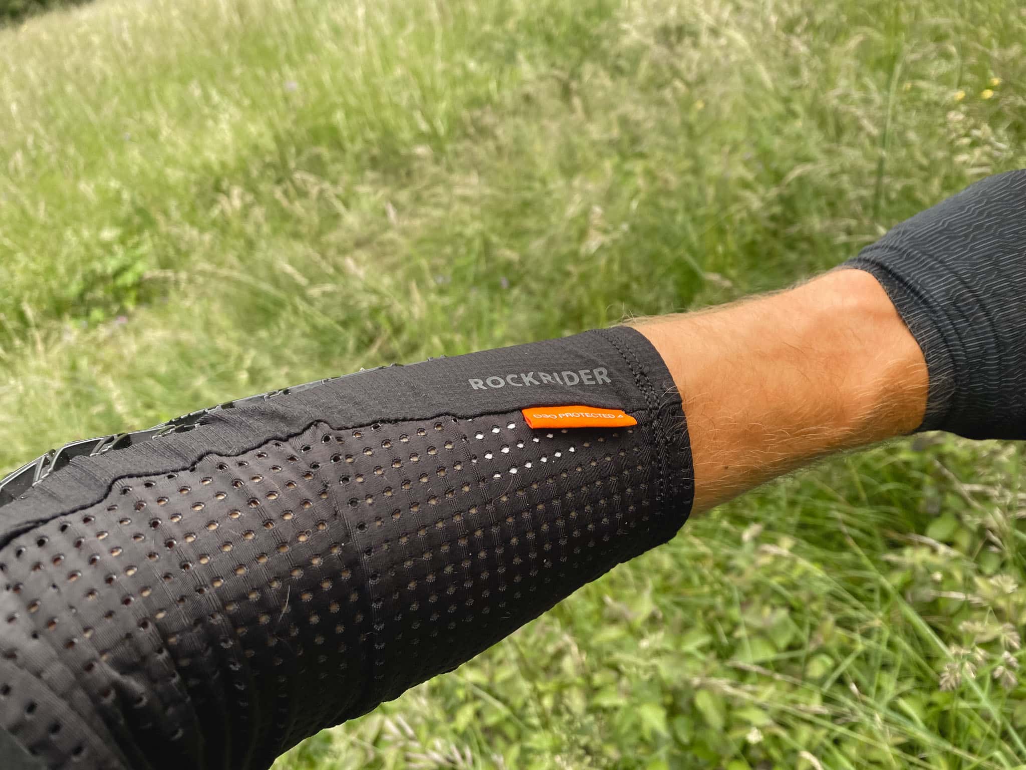 https://www.vojomag.com/app/uploads/2025/04/genouillere coudiere decathlon rockrider co creation light avis test prix vojo paul humbert 42 1.jpg