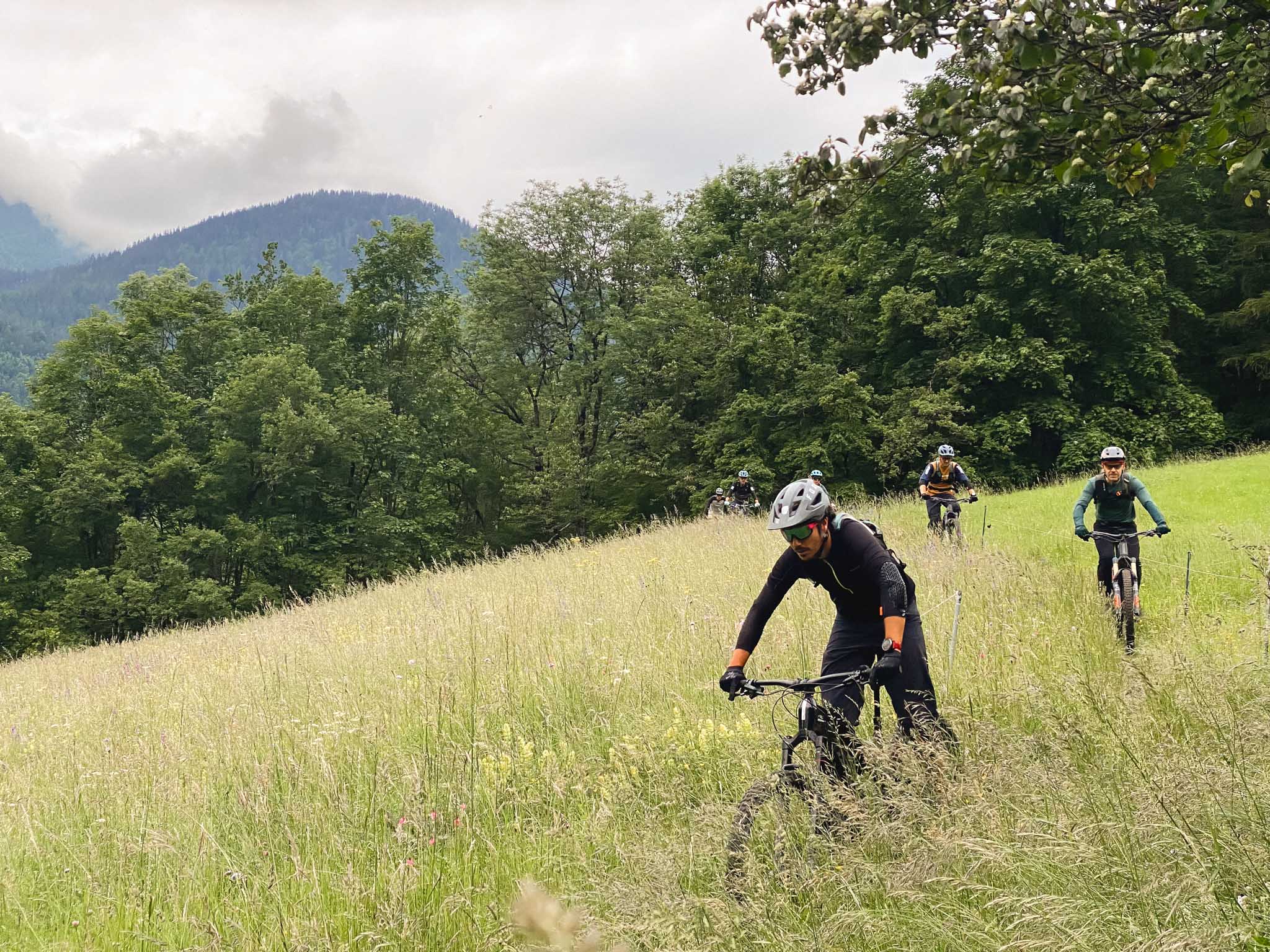 https://www.vojomag.com/app/uploads/2025/04/genouillere coudiere decathlon rockrider co creation light avis test prix vojo paul humbert 46 1.jpg