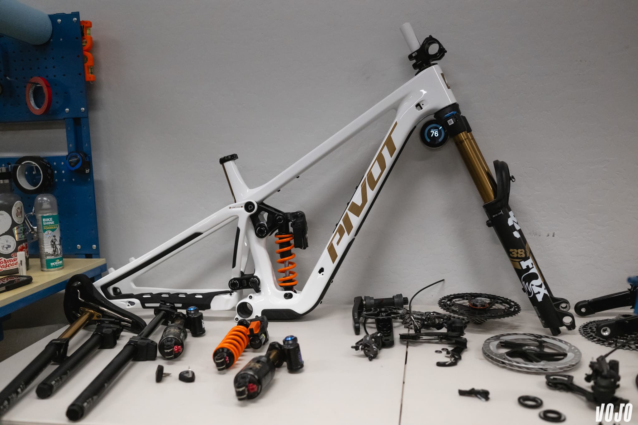 https://www.vojomag.com/app/uploads/2025/04/pivot firebird 2025 morgane charre chris cocalis vojo paul humbert 70.jpg