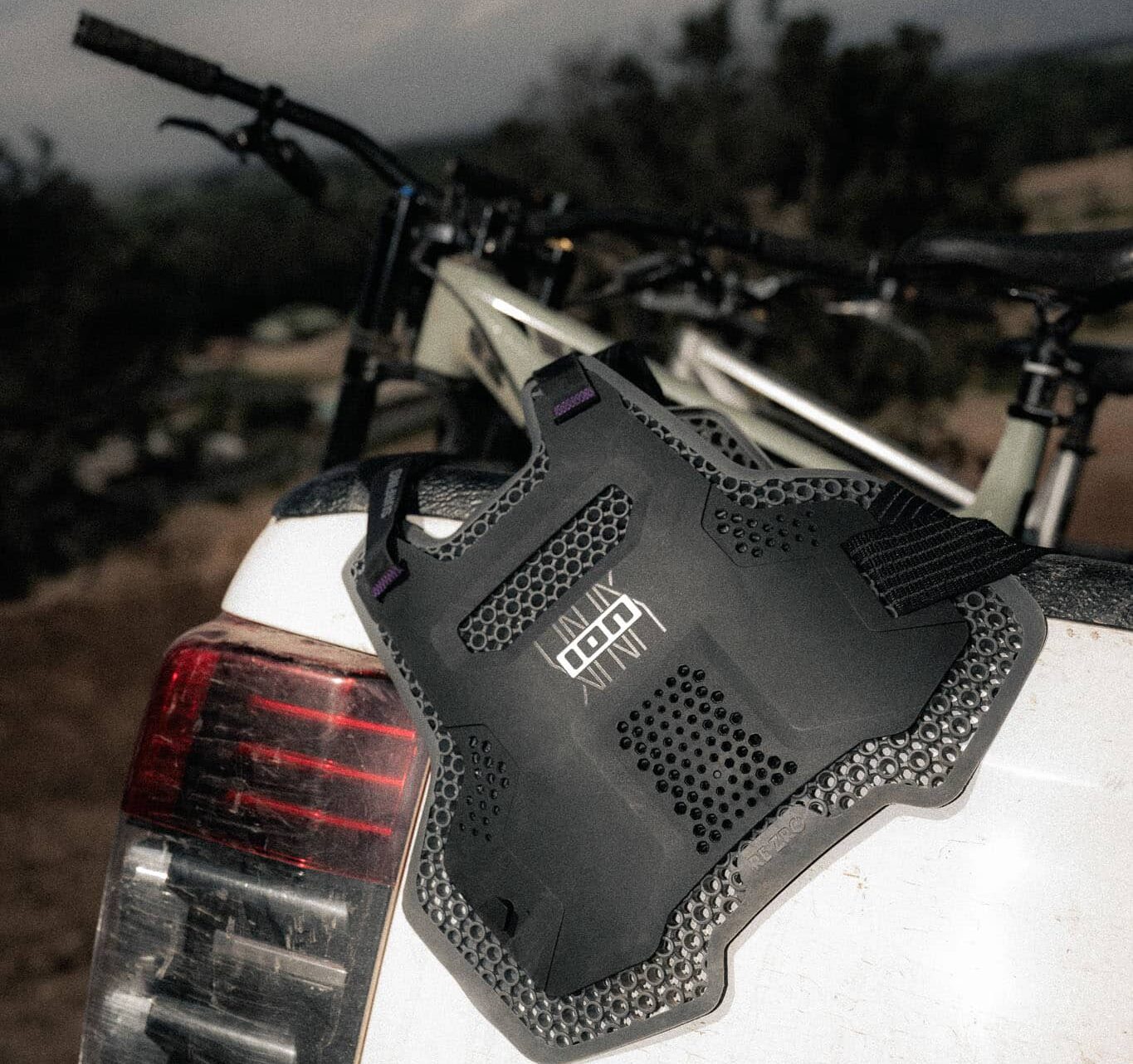 https://www.vojomag.com/app/uploads/2025/04/plastron ion bike chest protector 2025 vojo paul humbert 18 e1744793124694.jpg