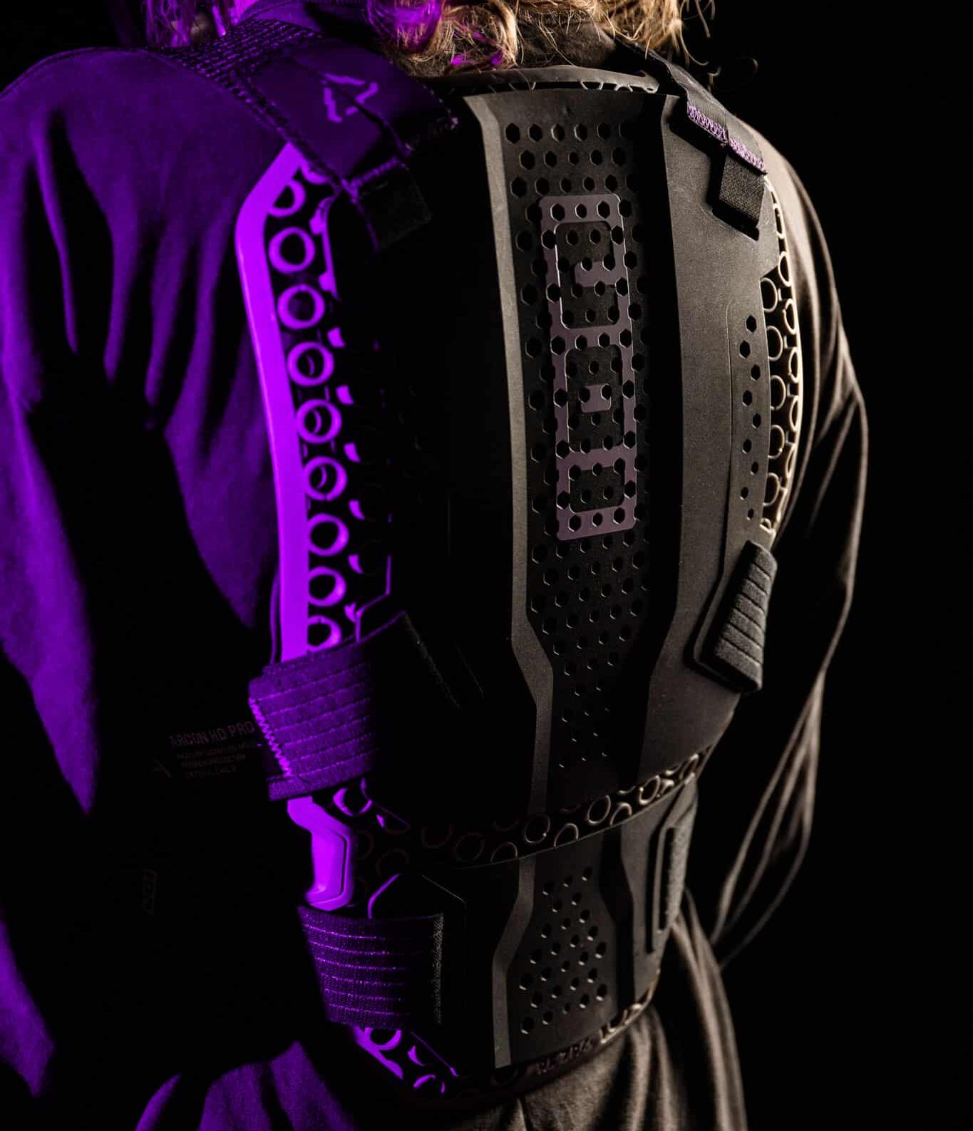 https://www.vojomag.com/app/uploads/2025/04/plastron ion bike chest protector 2025 vojo paul humbert 18 e1744793124694.jpg