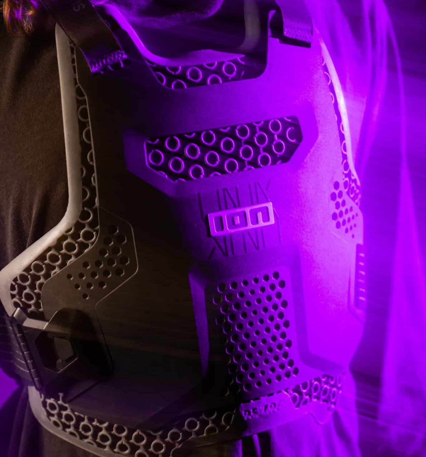 https://www.vojomag.com/app/uploads/2025/04/plastron ion bike chest protector 2025 vojo paul humbert 7 e1744793676757.jpg