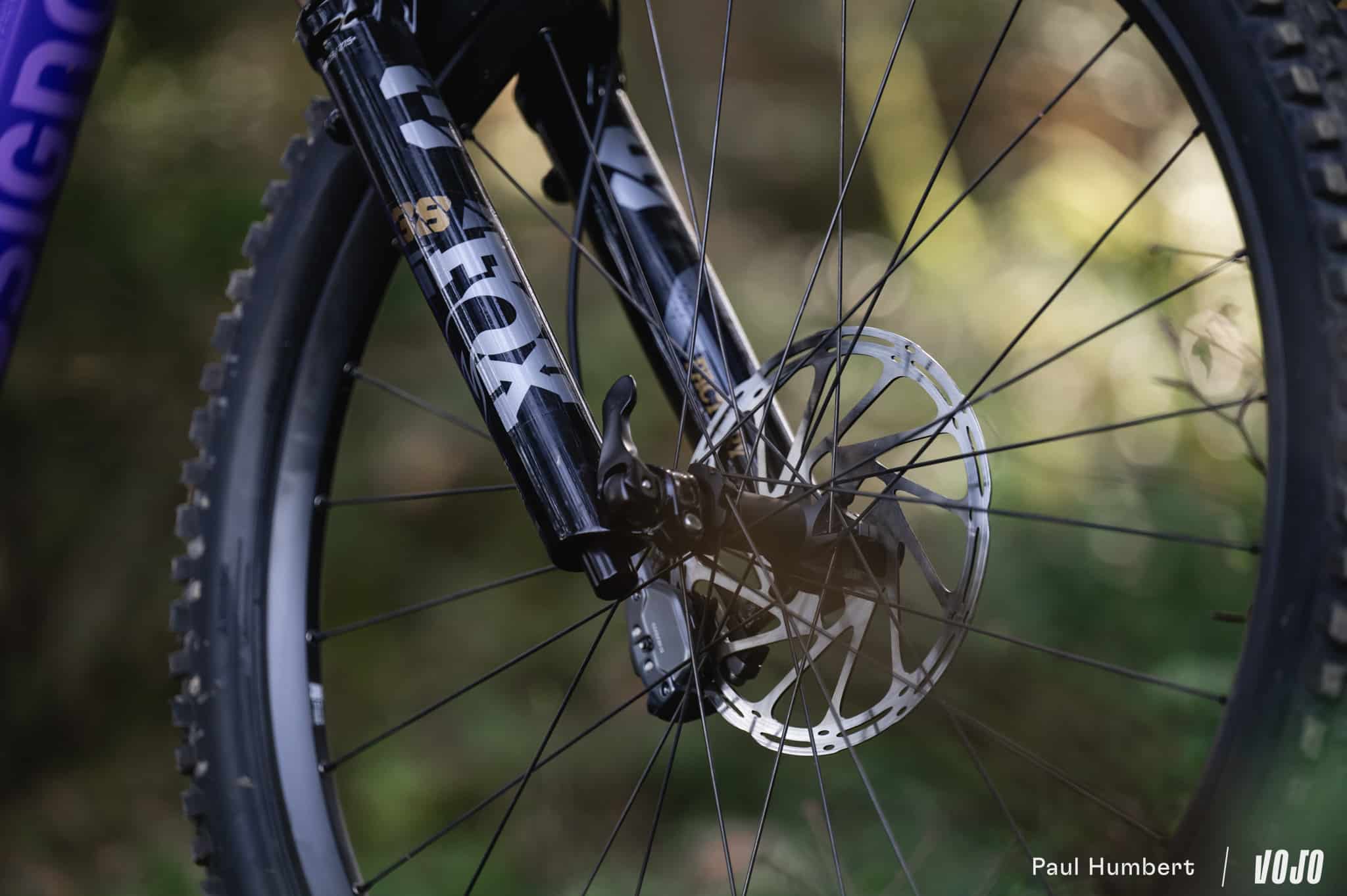 https://www.vojomag.com/app/uploads/2025/04/rossignol heretic test avis france grenoble vtt 2025 vojo paul humbert 11.jpg