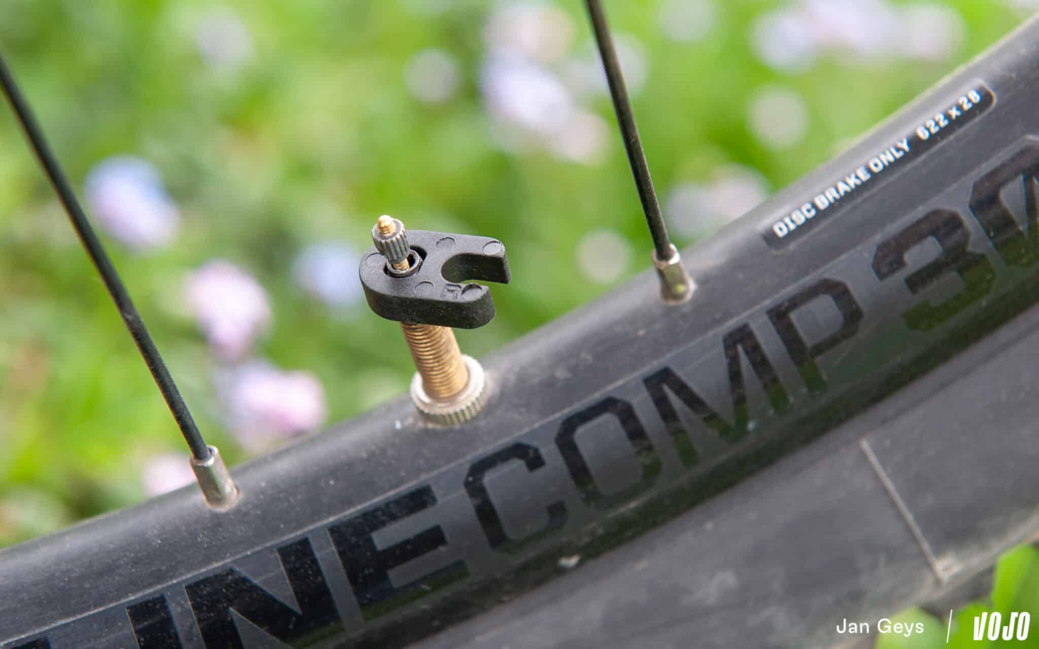 https://www.vojomag.com/app/uploads/2025/04/test sks germany clik tec pomp schwalbe clik valve copyright jan geys vojomag 51 2048x1280.jpg