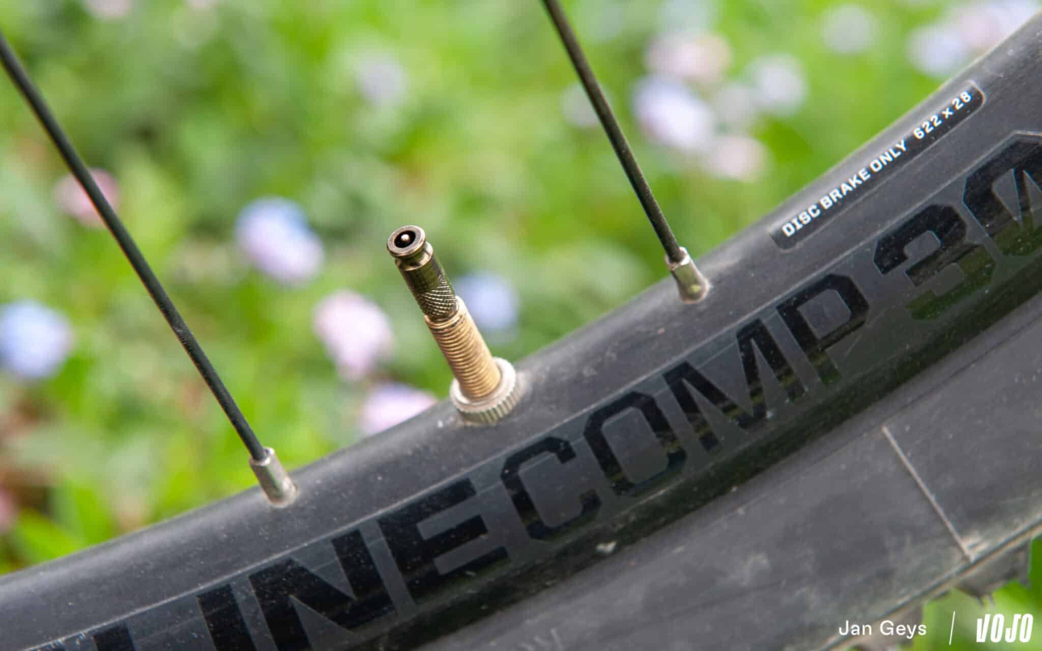 https://www.vojomag.com/app/uploads/2025/04/test sks germany clik tec pomp schwalbe clik valve copyright jan geys vojomag 51 2048x1280.jpg