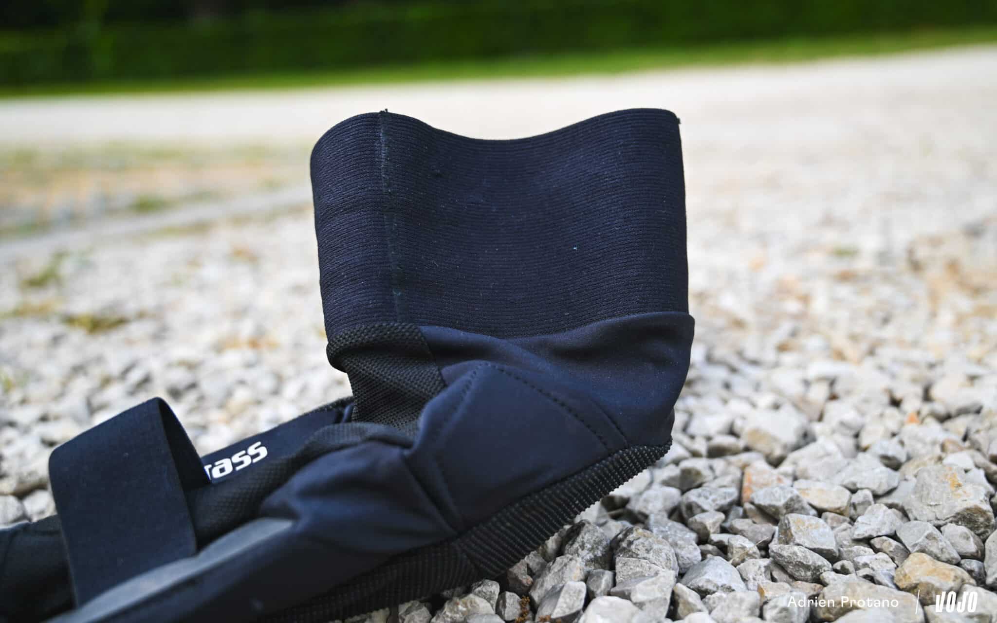 https://www.vojomag.com/app/uploads/2025/05/Bluegrass Aura Core genouilleres VTT Enduro Avis Test comparaison Vojo A.Protano 1 4 2048x1280.jpg