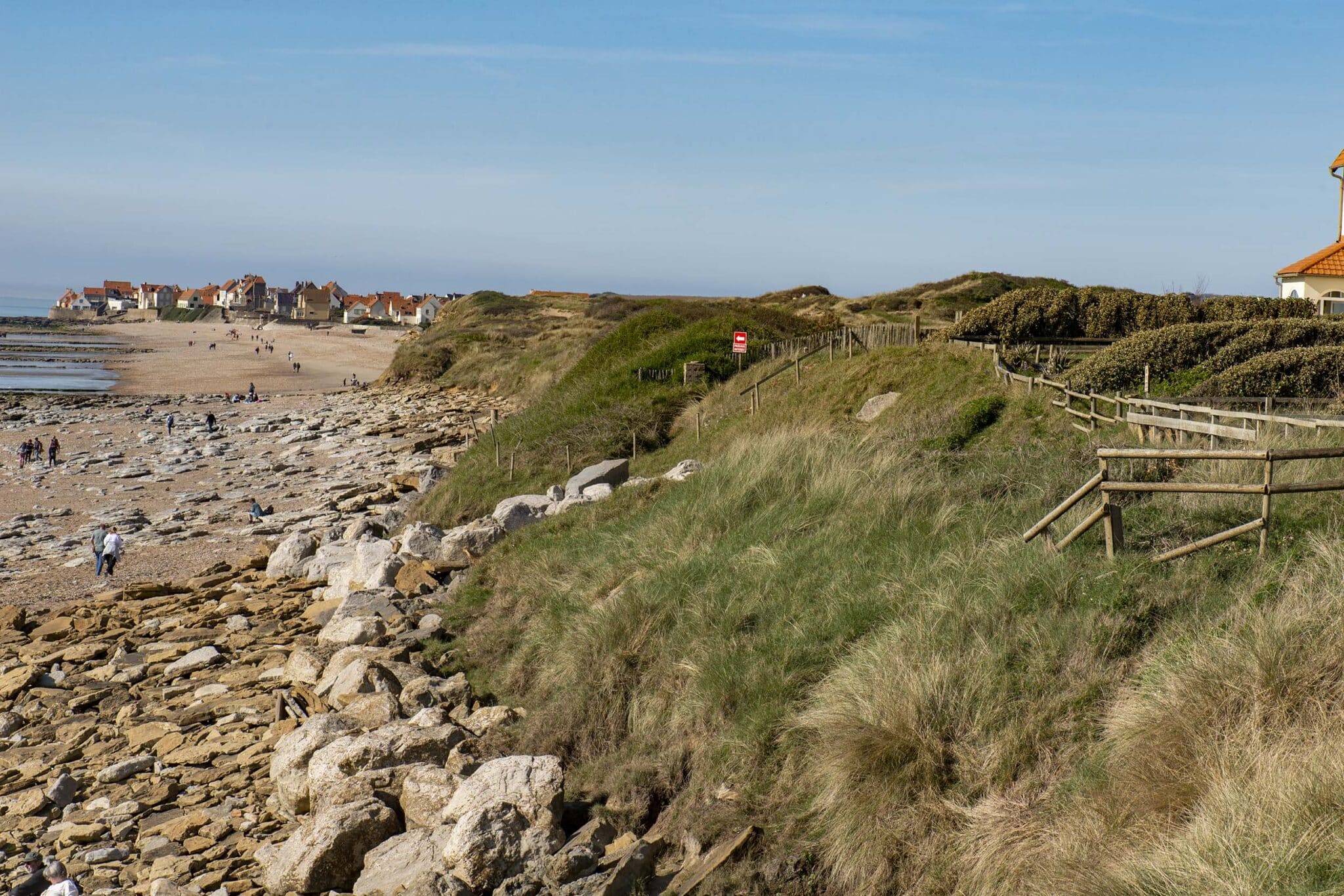 https://www.vojomag.com/app/uploads/2025/05/Cote Opale Gravel. Audresselles cafe 2048x1366.jpg