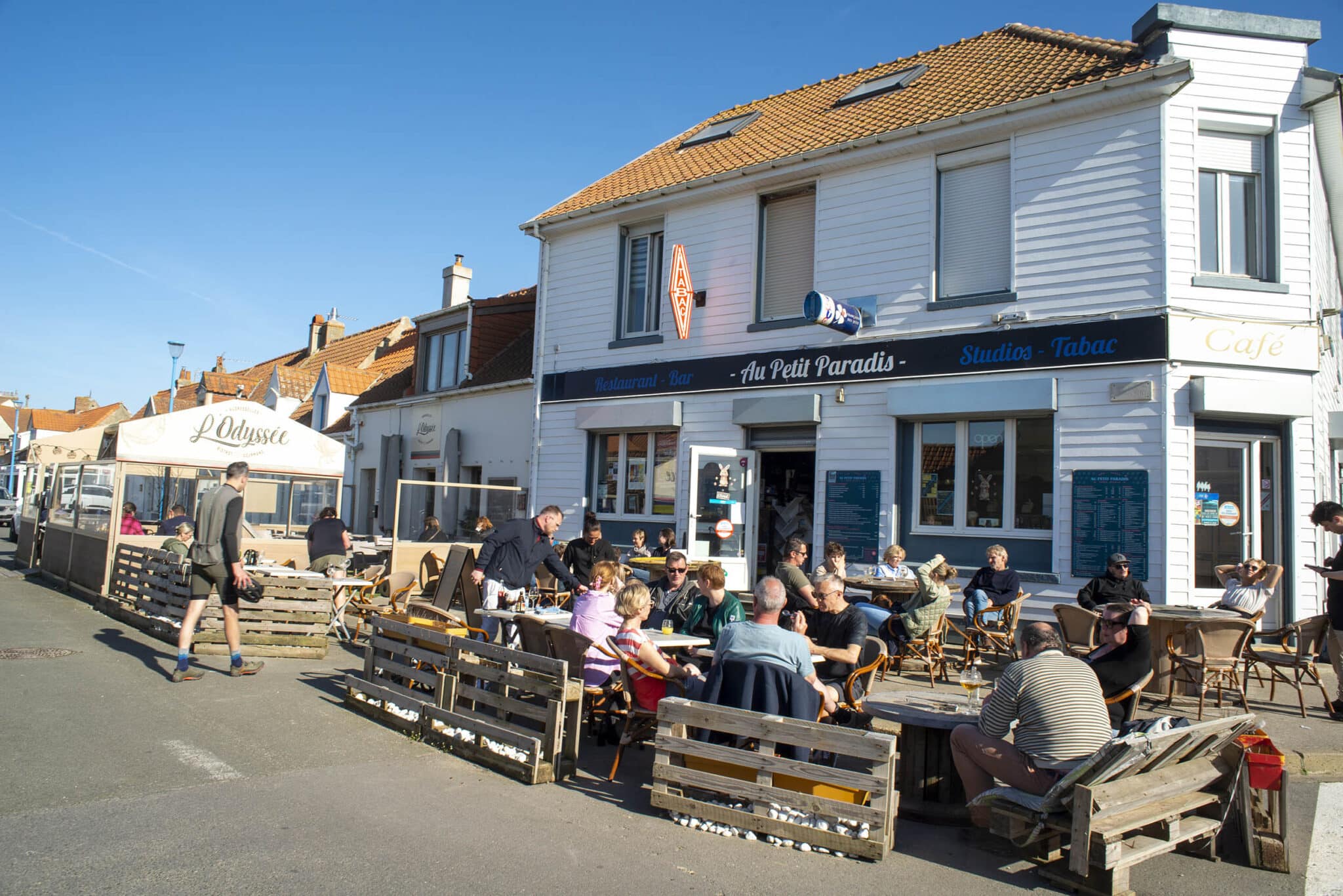 https://www.vojomag.com/app/uploads/2025/05/Cote Opale Gravel. Audresselles cafe 2048x1366.jpg