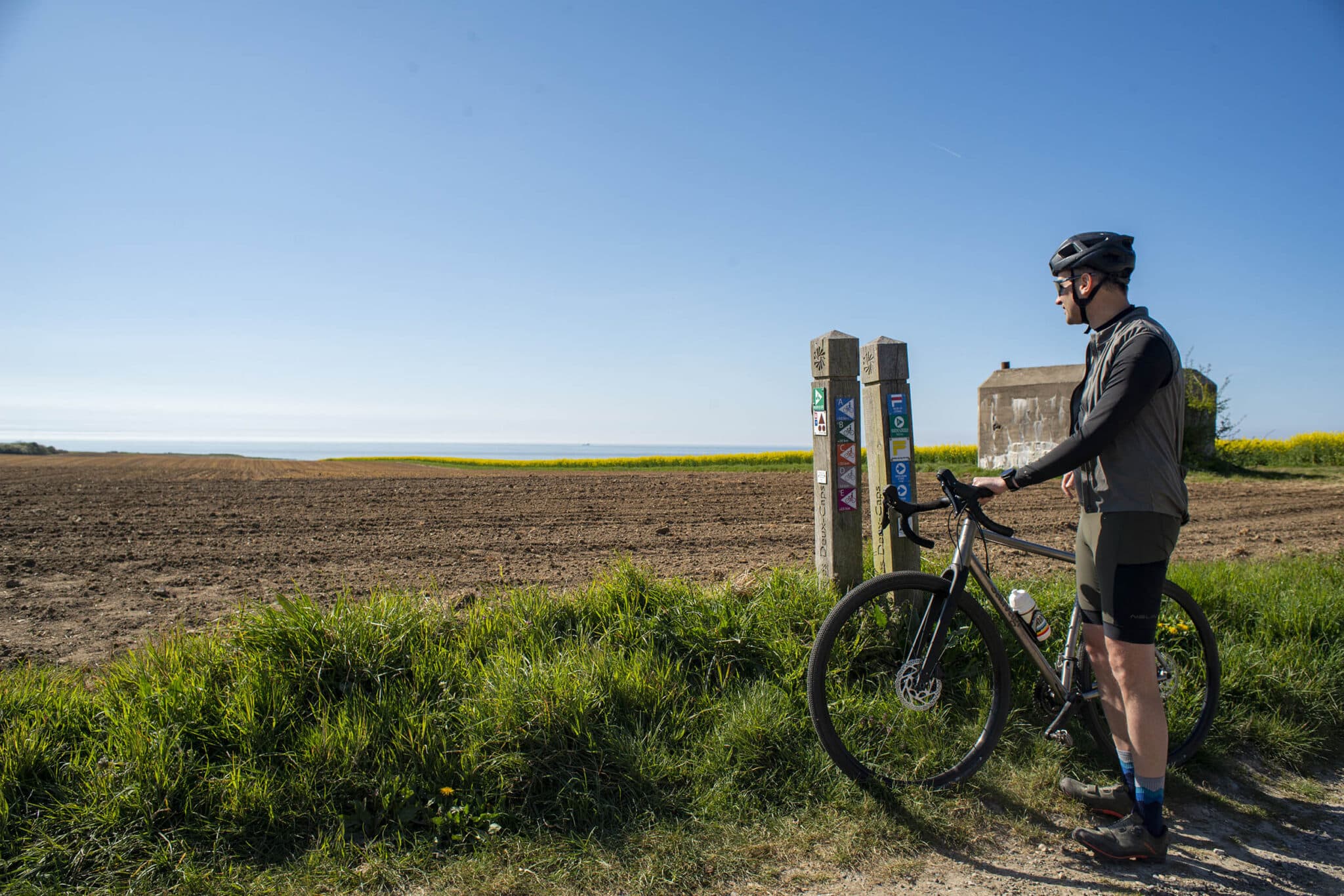 https://www.vojomag.com/app/uploads/2025/05/Cote Opale Gravel. Balisage 2048x1366.jpg