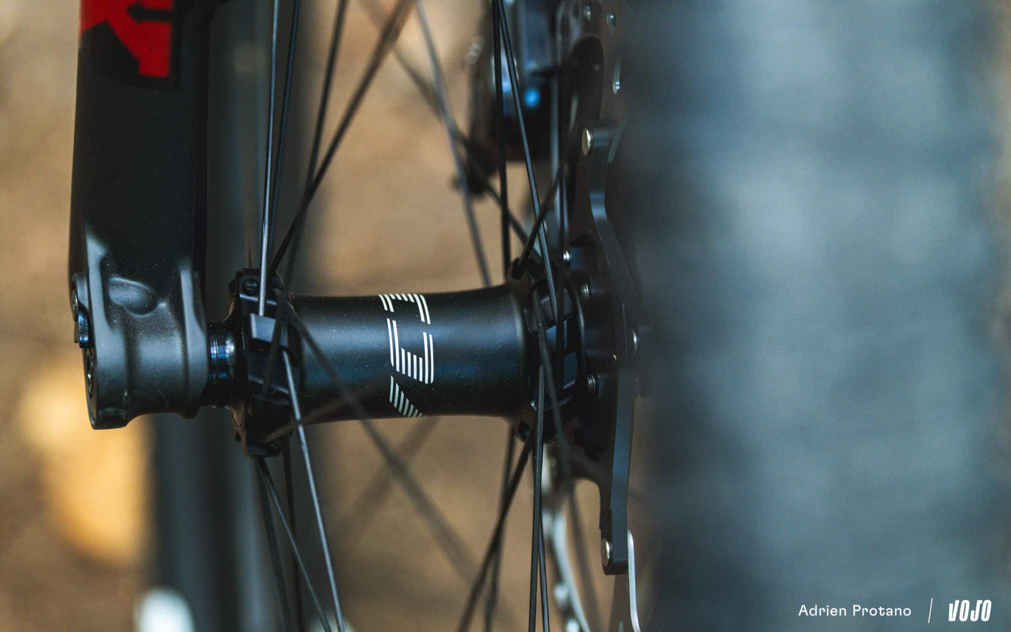 https://www.vojomag.com/app/uploads/2025/05/Mavic AllRoad SL Carbon statique Avis Test comparaison Vojo A.Protano 1 4 2048x1280.jpg