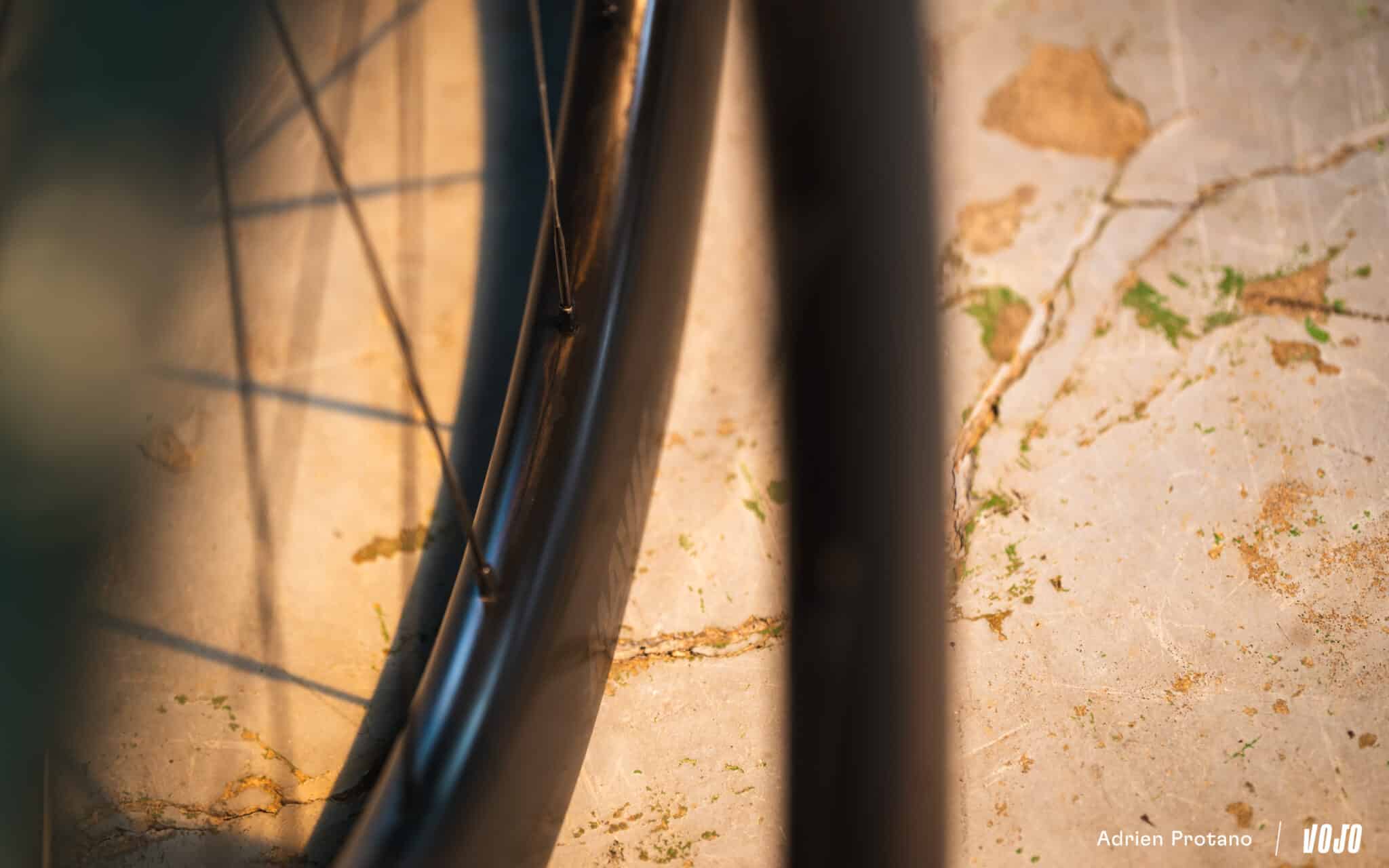 https://www.vojomag.com/app/uploads/2025/05/Mavic AllRoad SL Carbon statique Avis Test comparaison Vojo A.Protano 7 2048x1280.jpg