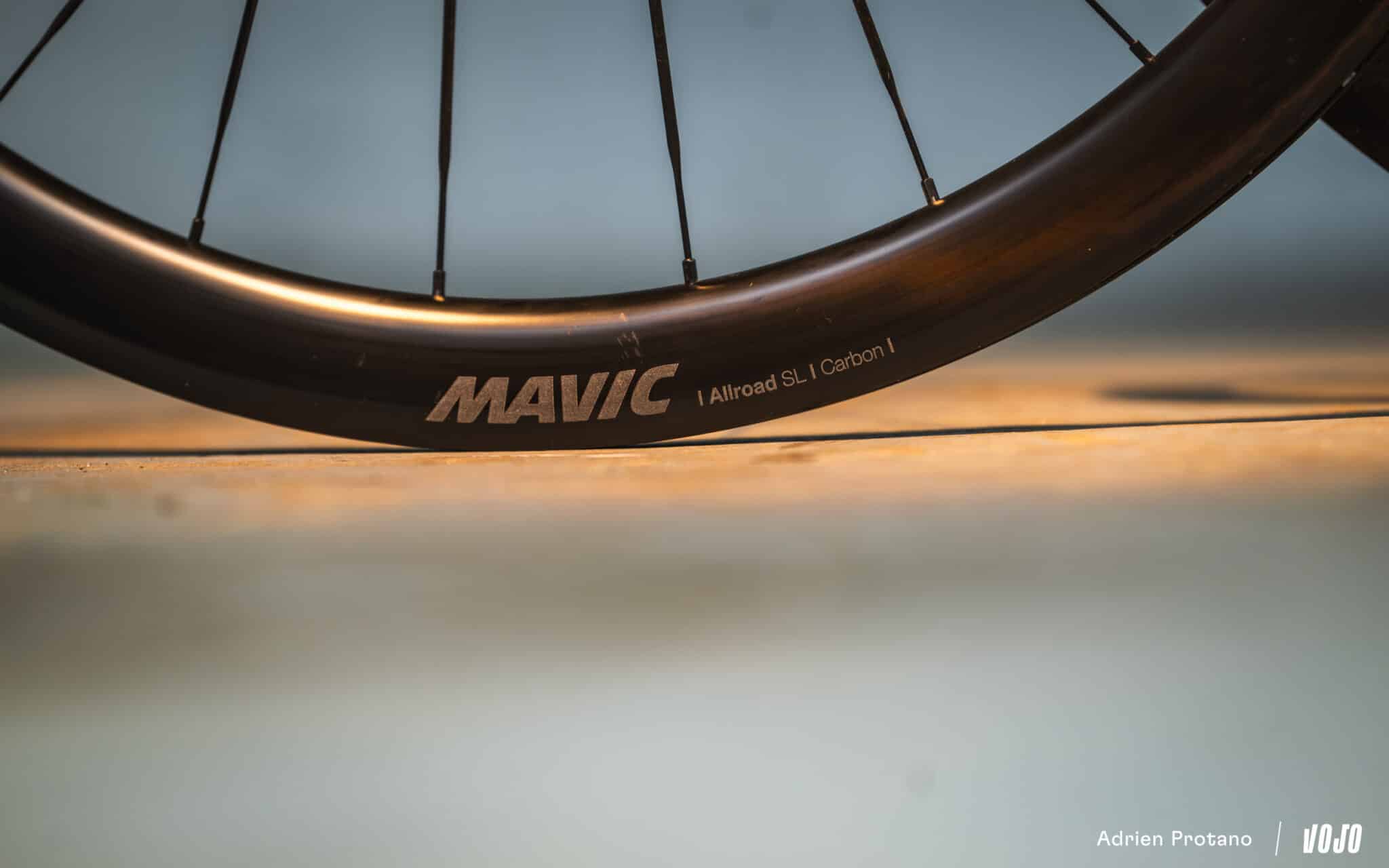 https://www.vojomag.com/app/uploads/2025/05/Mavic AllRoad SL Carbon statique Avis Test comparaison Vojo A.Protano 7 2048x1280.jpg