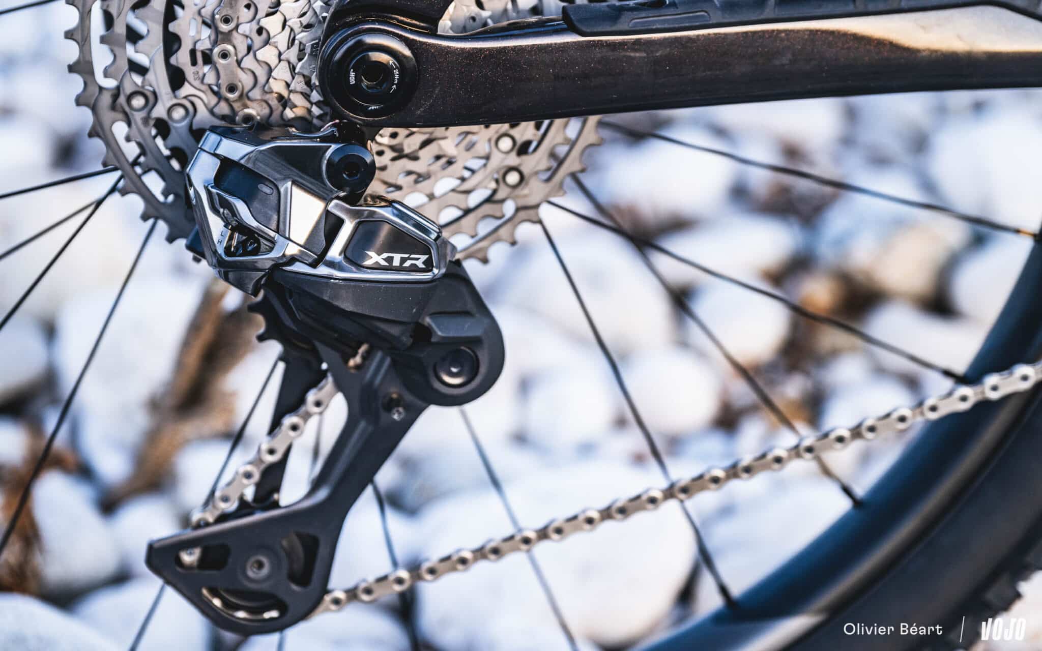 https://www.vojomag.com/app/uploads/2025/06/Shimano XTR 9200 Di2 derailleur shifter batterie test essai avis - Copyright Olivier Beart Vojo Magazine 39 2048x1280.jpg