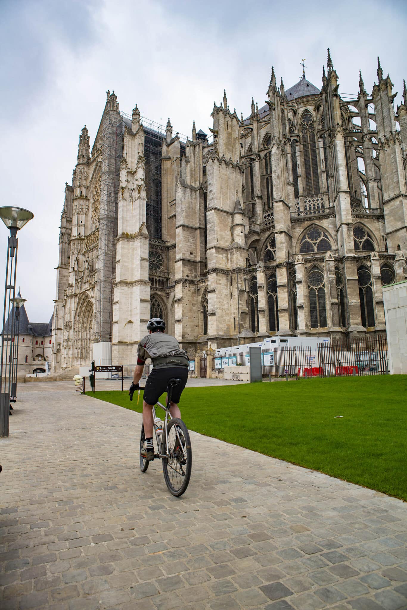 https://www.vojomag.com/app/uploads/2025/07/Cathedrale Beauvais2 1366x2048.jpg