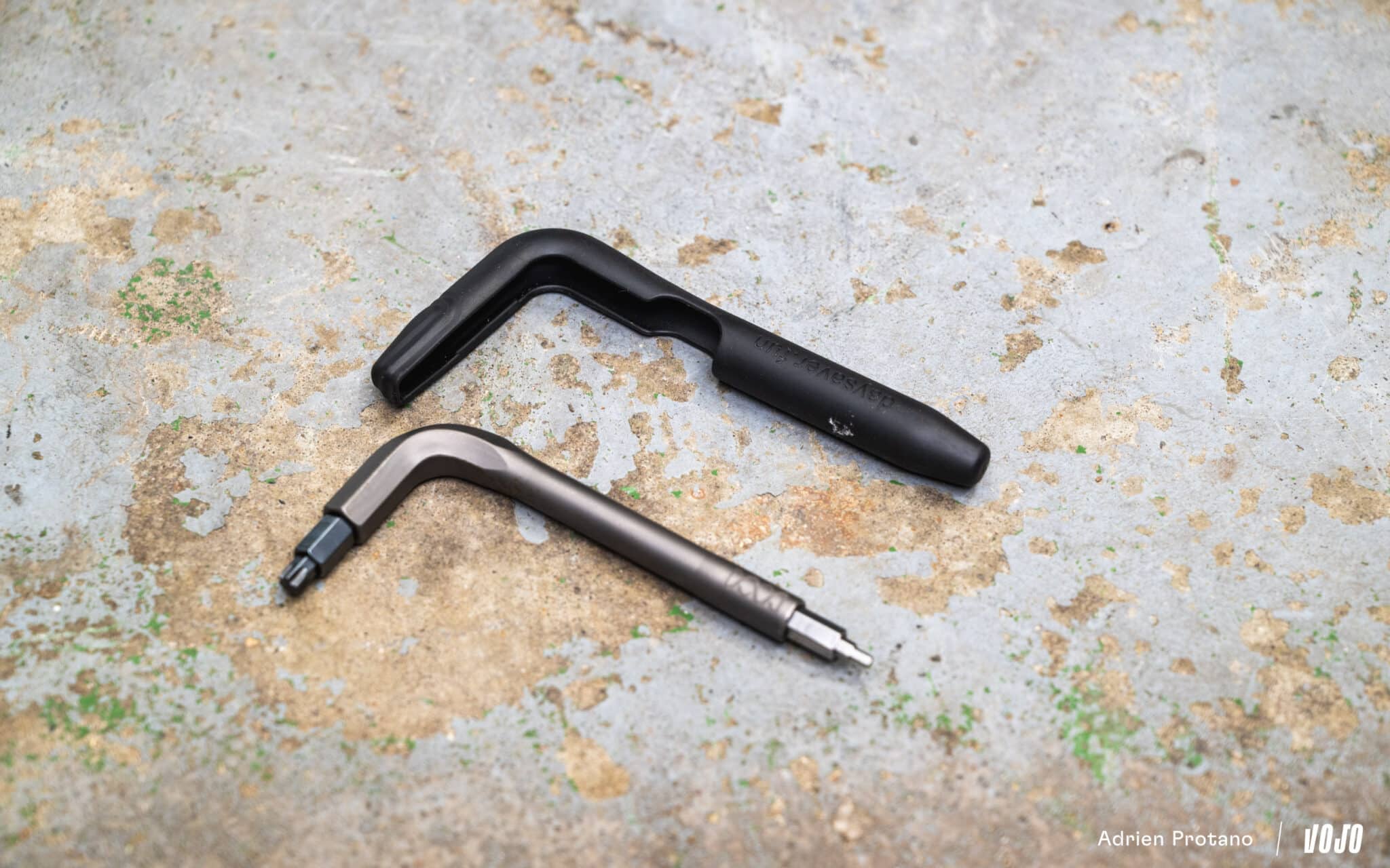 https://www.vojomag.com/app/uploads/2025/07/Day Saver Multi outils VTT 2025 test avis vojo VTTAE nouveaute A.Protano 1 10 2048x1280.jpg