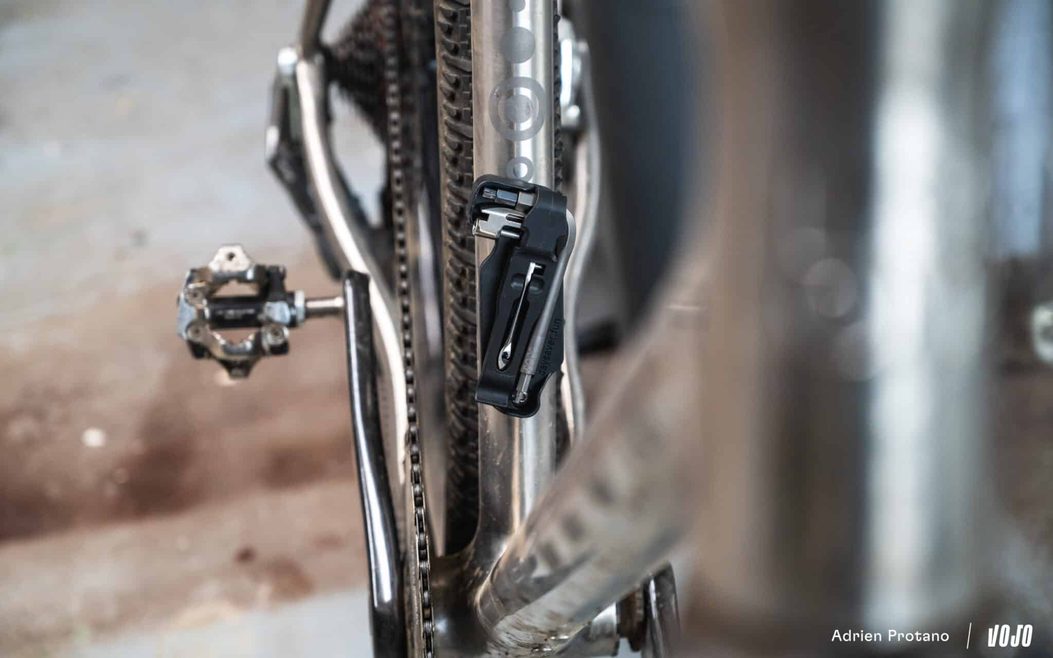https://www.vojomag.com/app/uploads/2025/07/Day Saver Multi outils VTT 2025 test avis vojo VTTAE nouveaute A.Protano 1 8 2048x1280.jpg