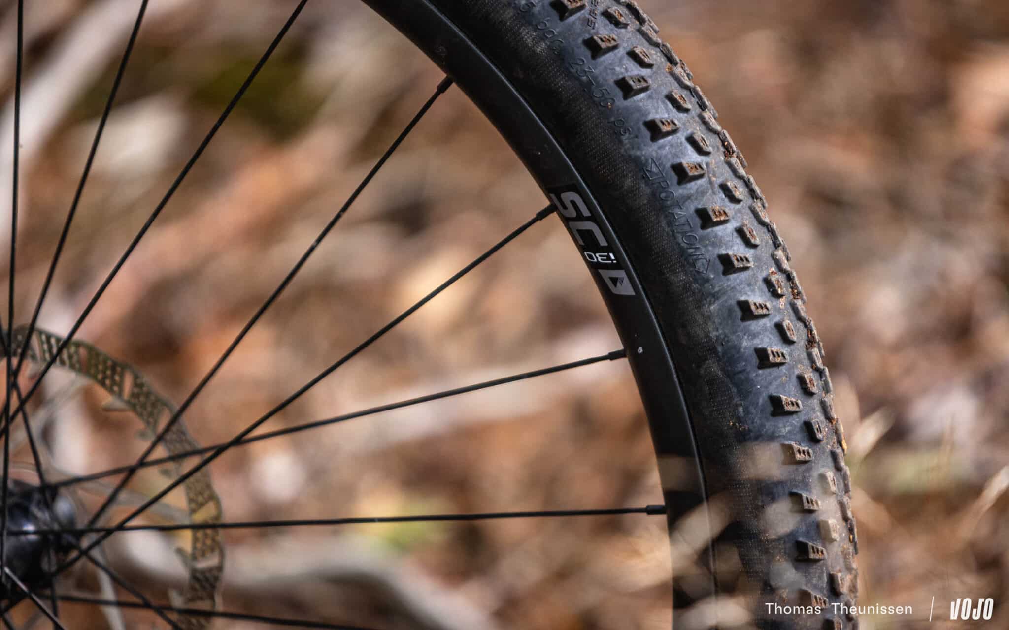 https://www.vojomag.com/app/uploads/2025/07/FSA KFX i28 roues vtt carbone test essai avis - Copyright Olivier Beart Vojo Magazine 3 2048x1280.jpg