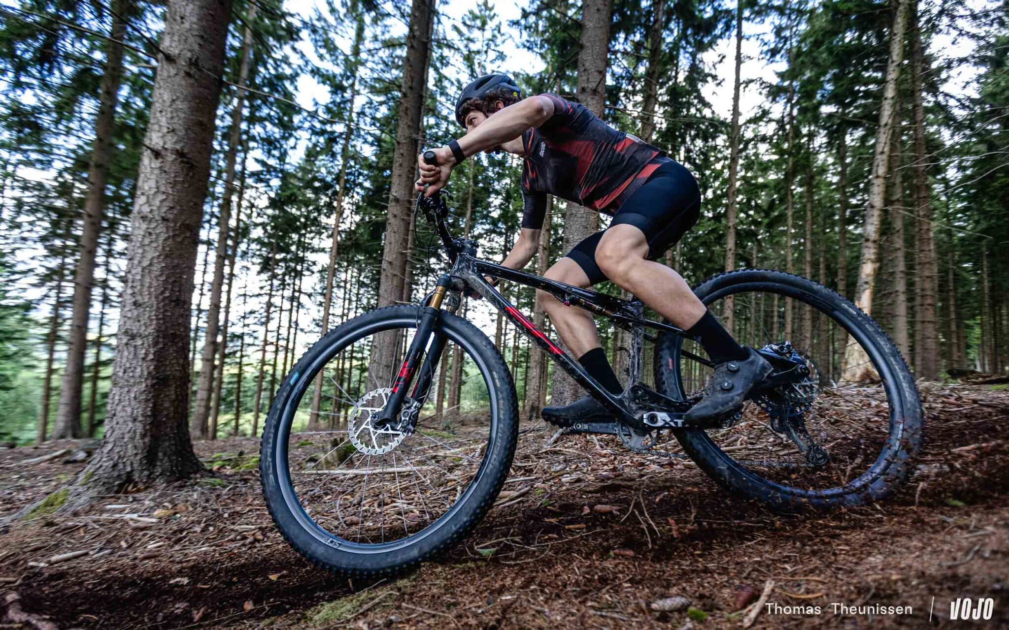https://www.vojomag.com/app/uploads/2025/07/FSA SC i30 roues vtt carbone test essai avis - Copyright Olivier Beart Vojo Magazine 6 2048x1280.jpg