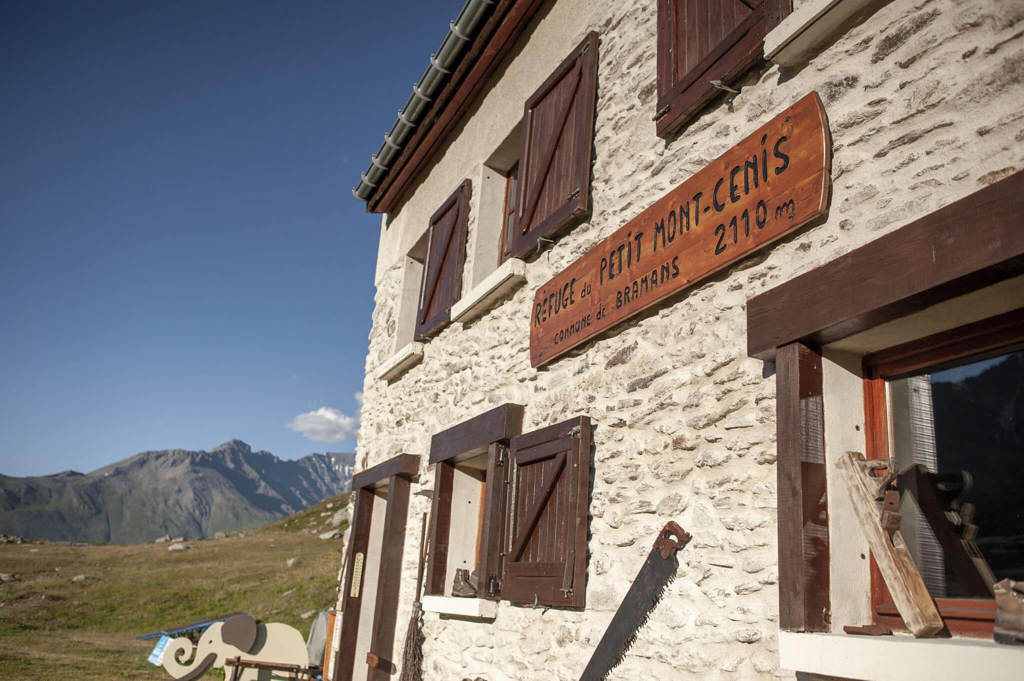 https://www.vojomag.com/app/uploads/2025/07/Haute Maurienne VTT refuge petit cenis 2048x1363.jpg