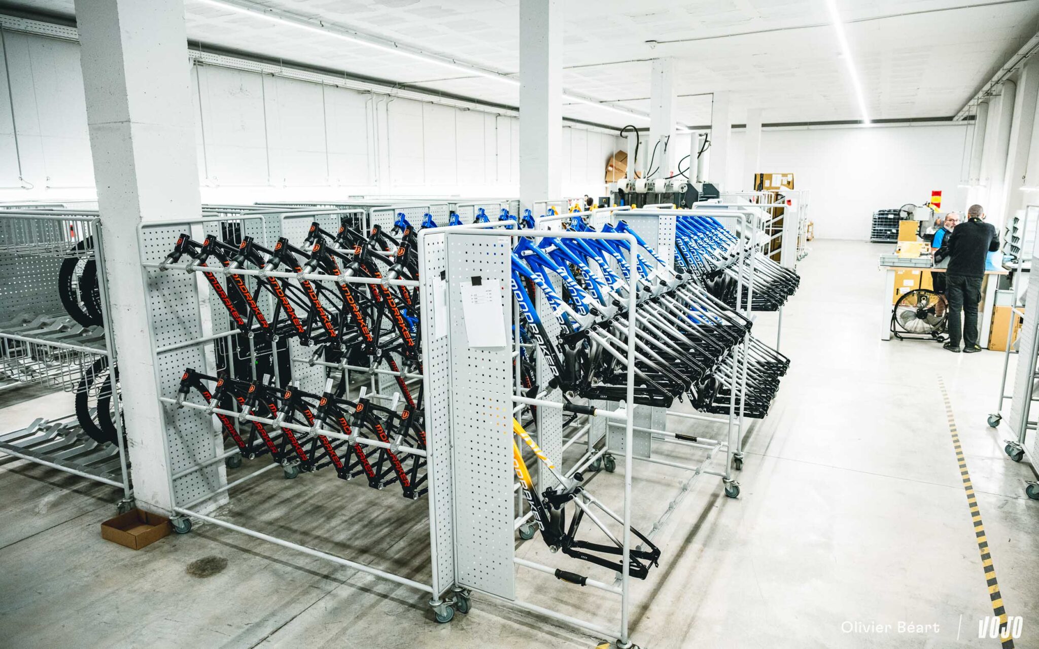 https://www.vojomag.com/app/uploads/2025/07/Mondraker Visit Espagne HQ Valence assemblage production - Copyright Olivier Beart Vojo Magazine 2 2048x1280.jpg
