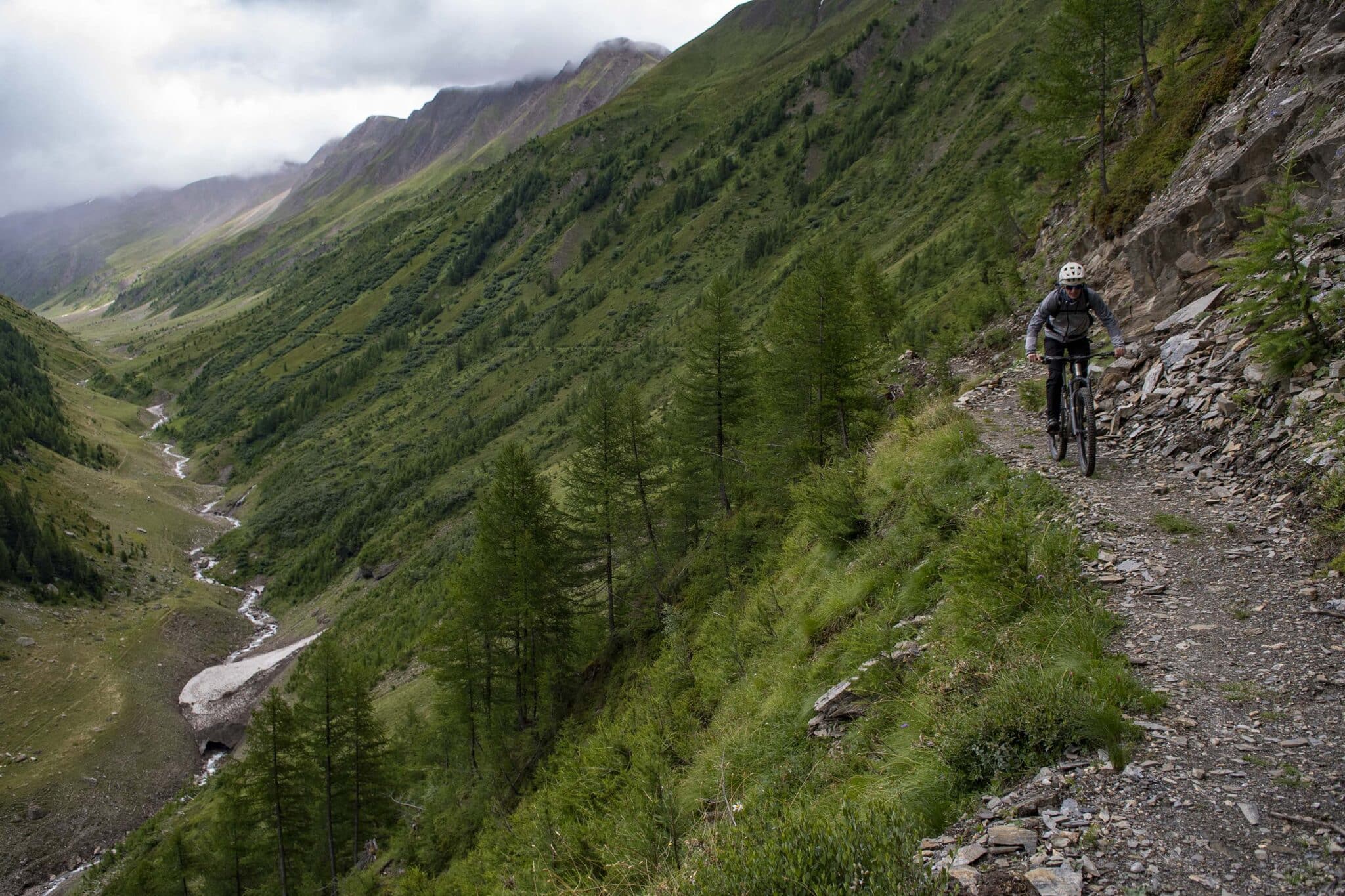 https://www.vojomag.com/app/uploads/2025/07/Panorama Bike Vallee Rapetal 3 1365x2048.jpg