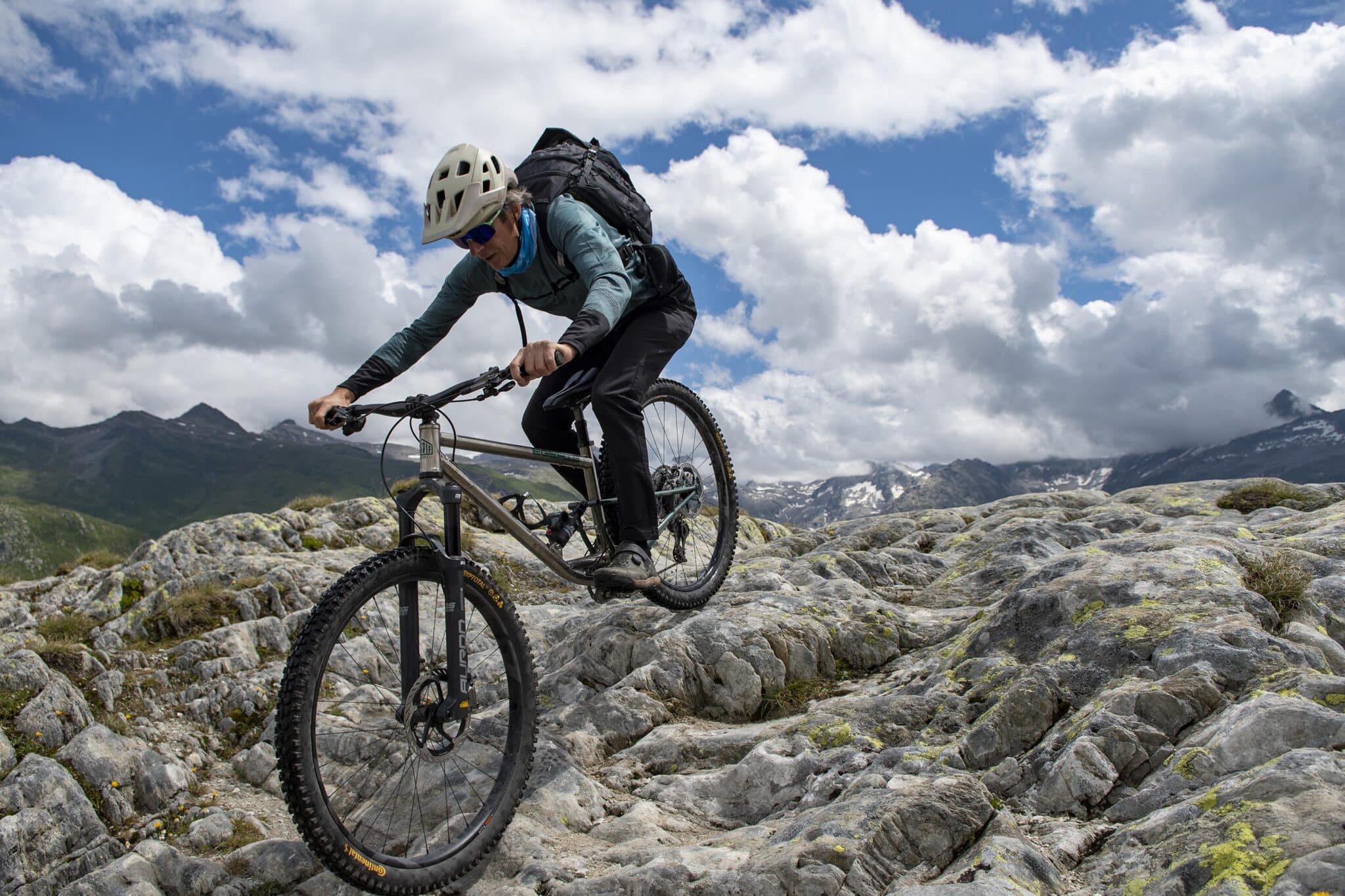 https://www.vojomag.com/app/uploads/2025/07/Panorama Bike Grimsel lac 2048x1365.jpg