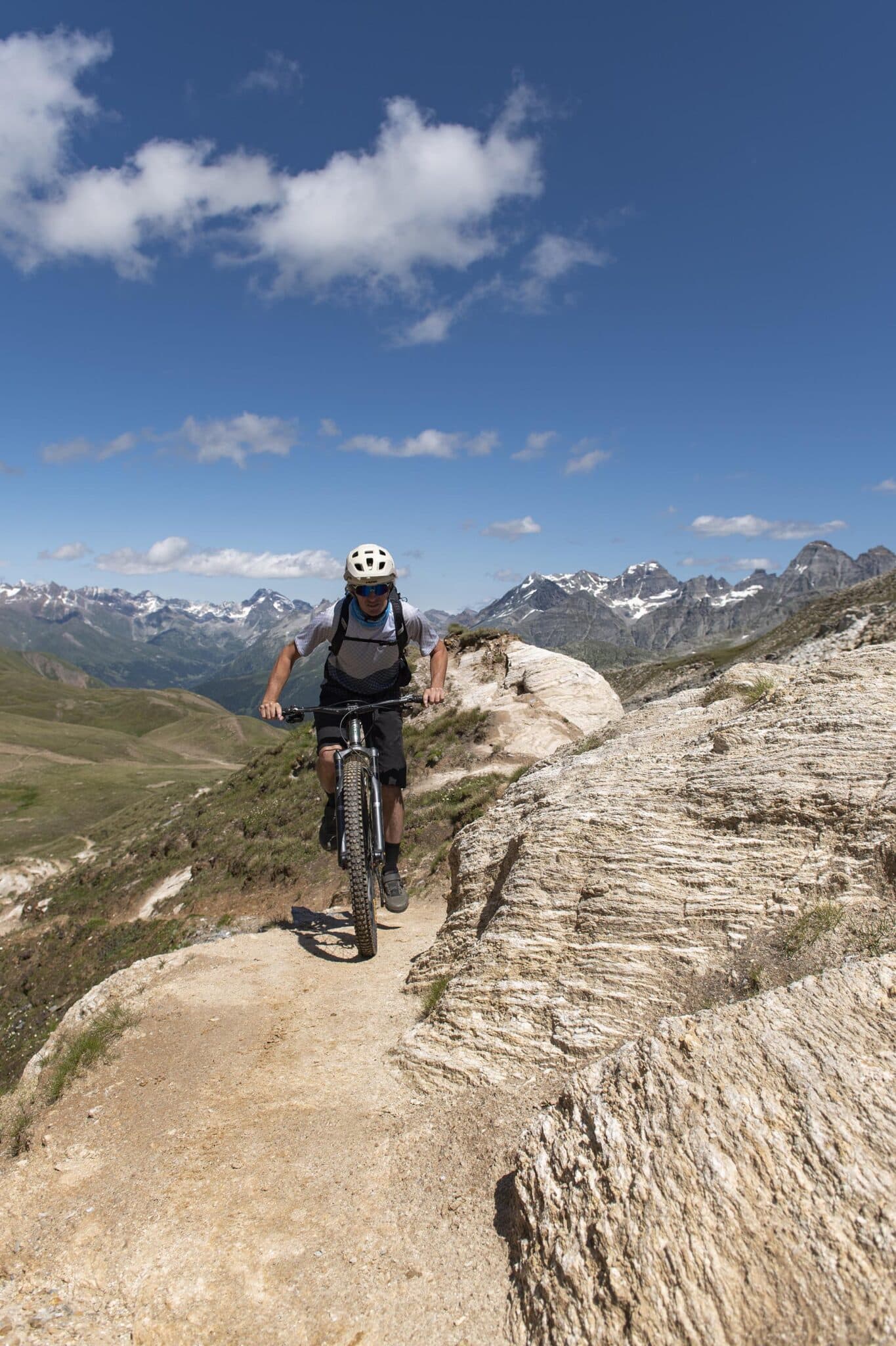 https://www.vojomag.com/app/uploads/2025/07/Panorama Bike sommet col 1365x2048.jpg